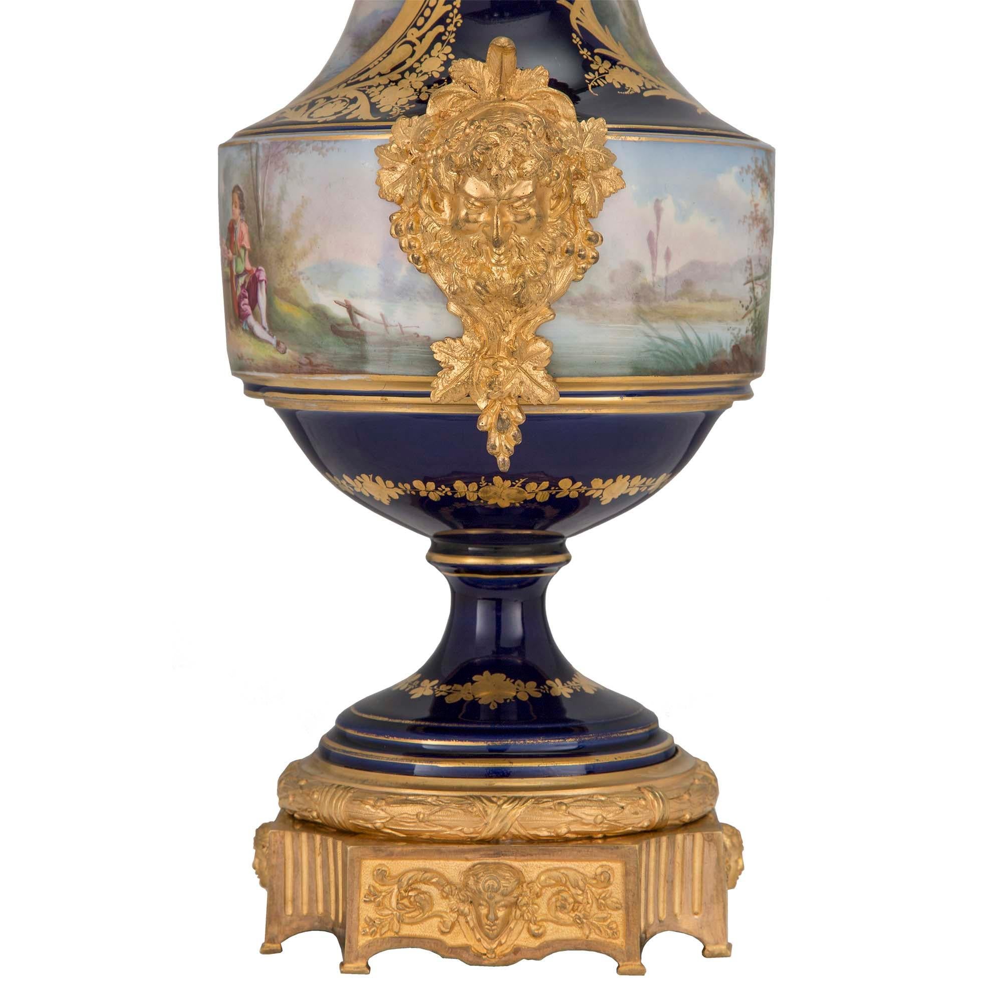 Paire de lampes en porcelaine de Sèvres et bronze doré de style Louis XVI du XIXe siècle en vente 2