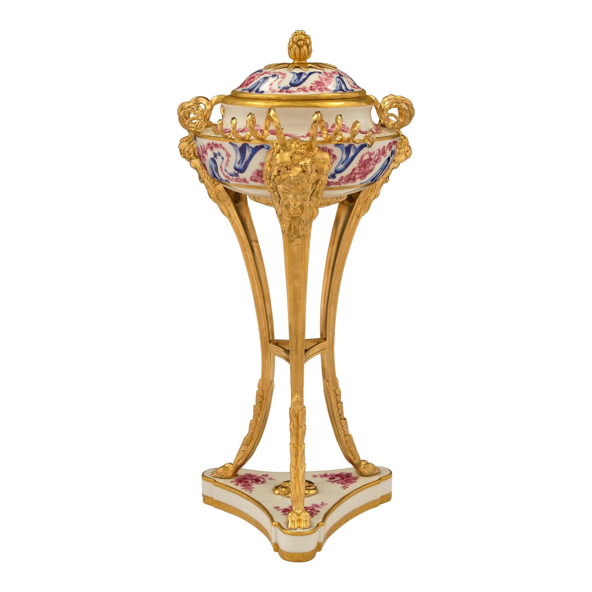 Ein sehr elegantes Paar französischer Sèvres-Porzellan- und Ormoludeckelurnen aus dem 19. Jede Urne wird von einem dreieckigen Porzellansockel mit konkaven Seiten und abgerundeten Ecken getragen. Der Sockel weist vergoldete Bänder und fein