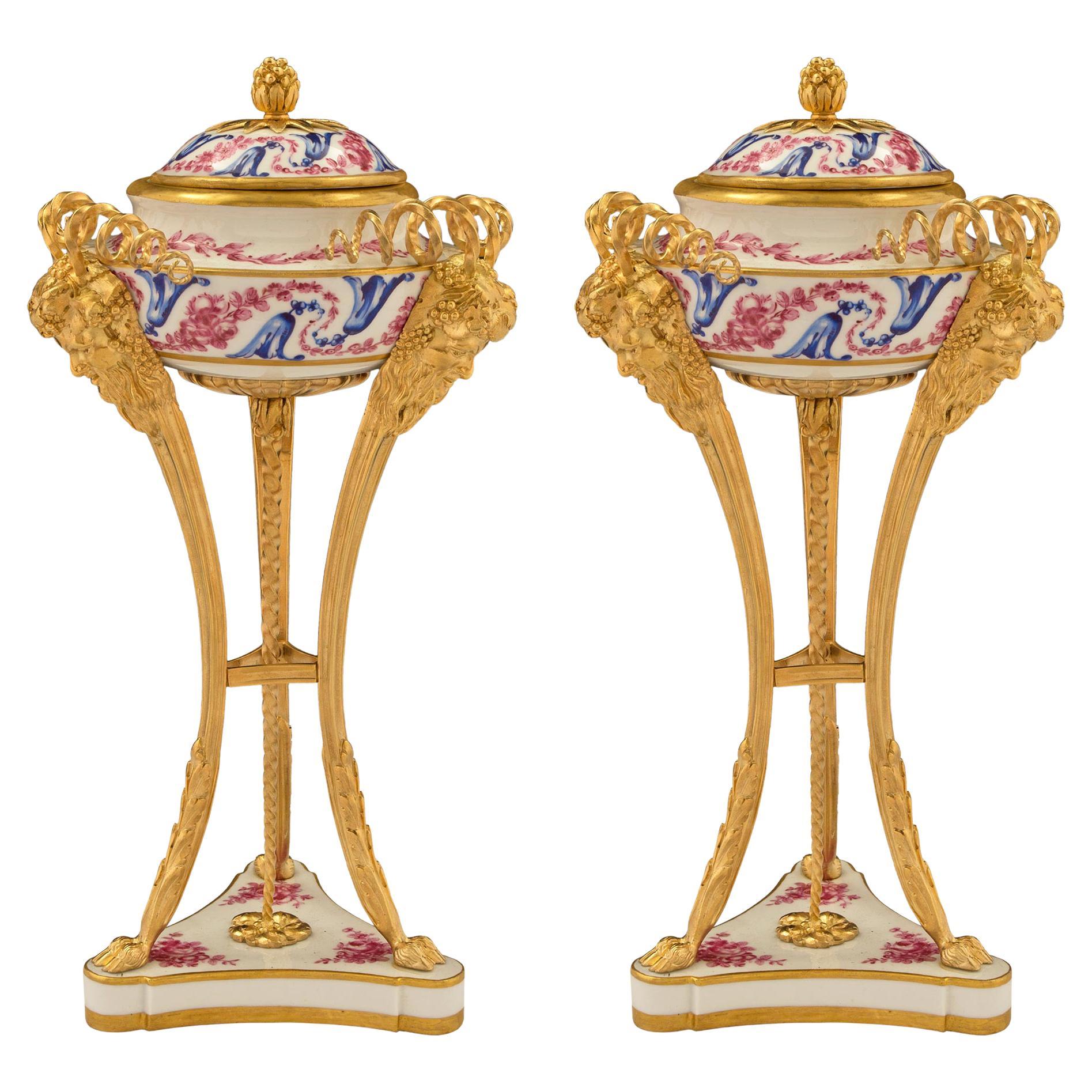 Paire d'urnes à couvercle Louis XVI du 19ème siècle en porcelaine de St. Svres et bronze doré