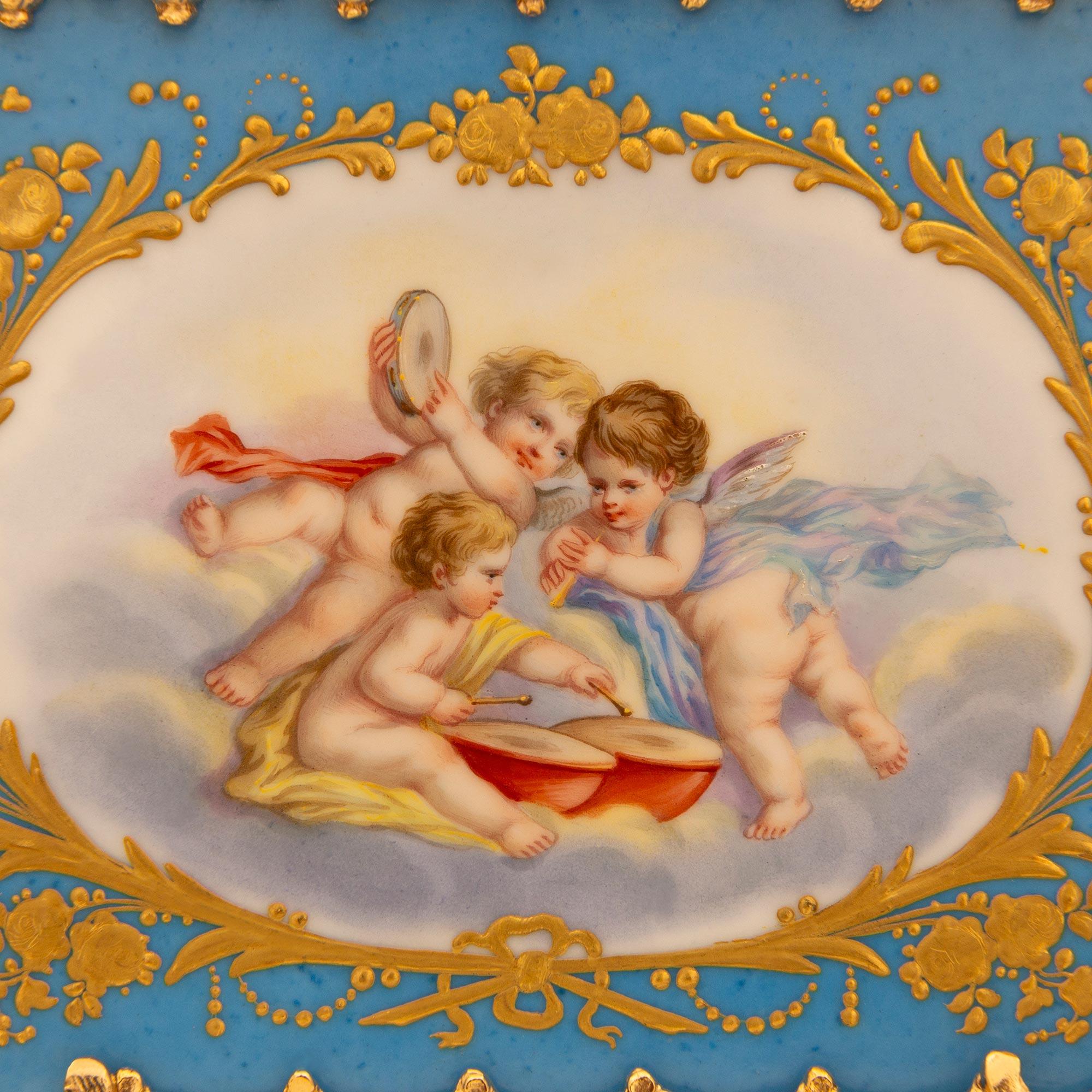 coppia di fioriere francesi del XIX secolo in porcellana di Sèvres e Ormolu del XIX secolo in vendita 4