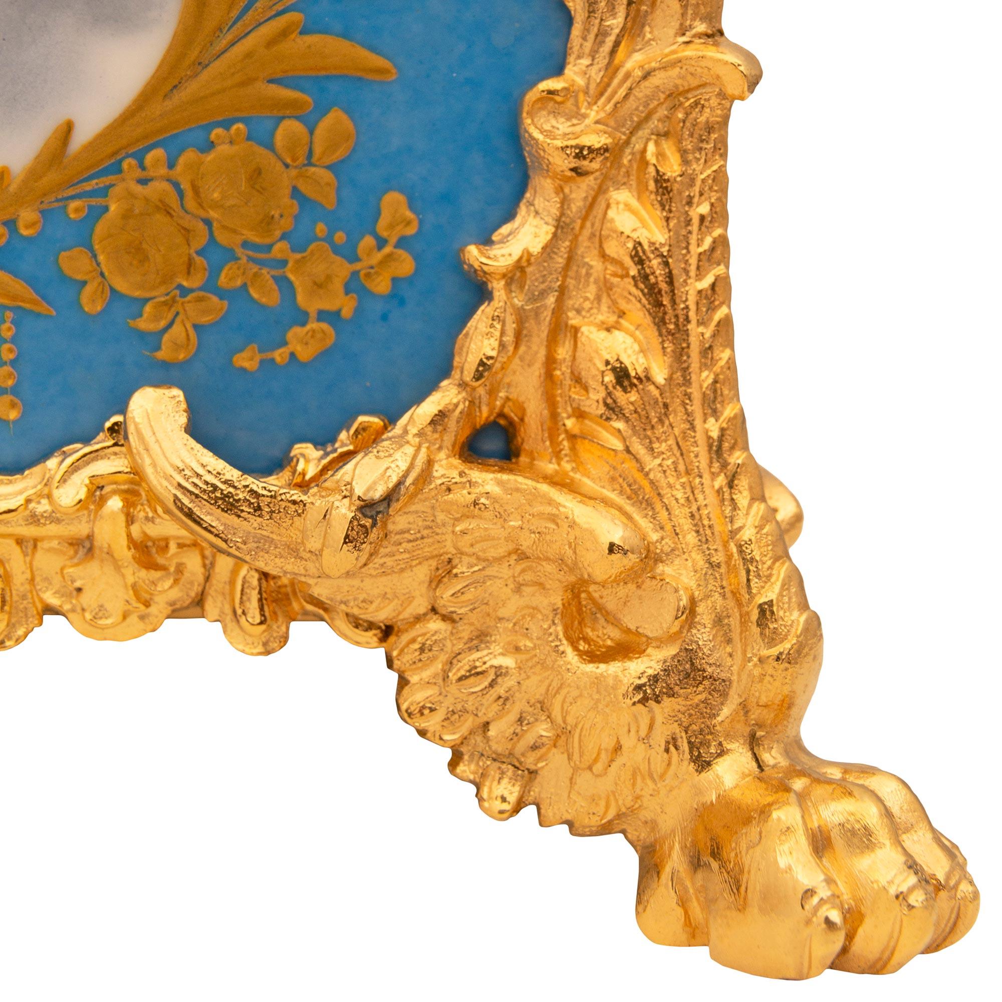 coppia di fioriere francesi del XIX secolo in porcellana di Sèvres e Ormolu del XIX secolo in vendita 5