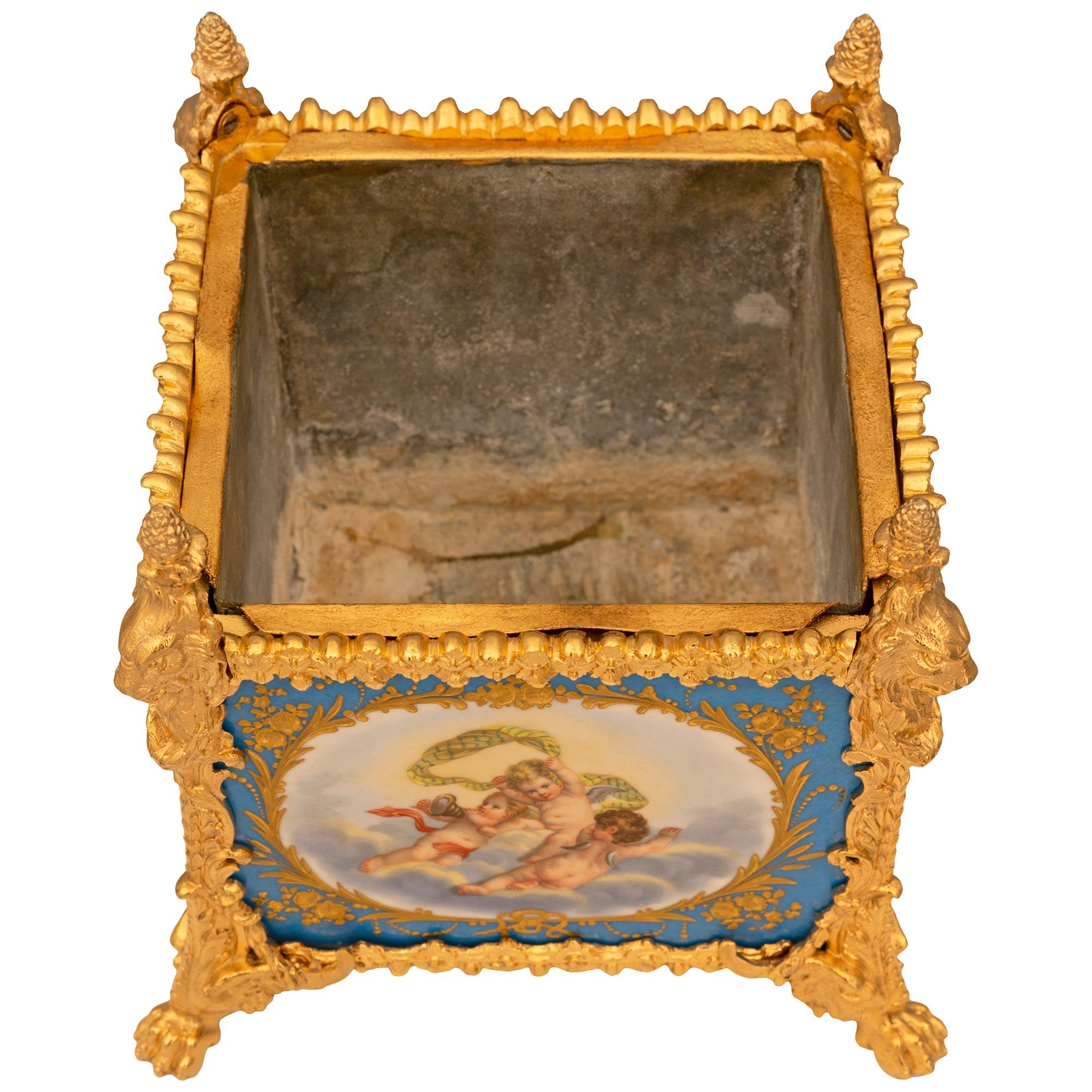 coppia di fioriere francesi del XIX secolo in porcellana di Sèvres e Ormolu del XIX secolo in vendita 6