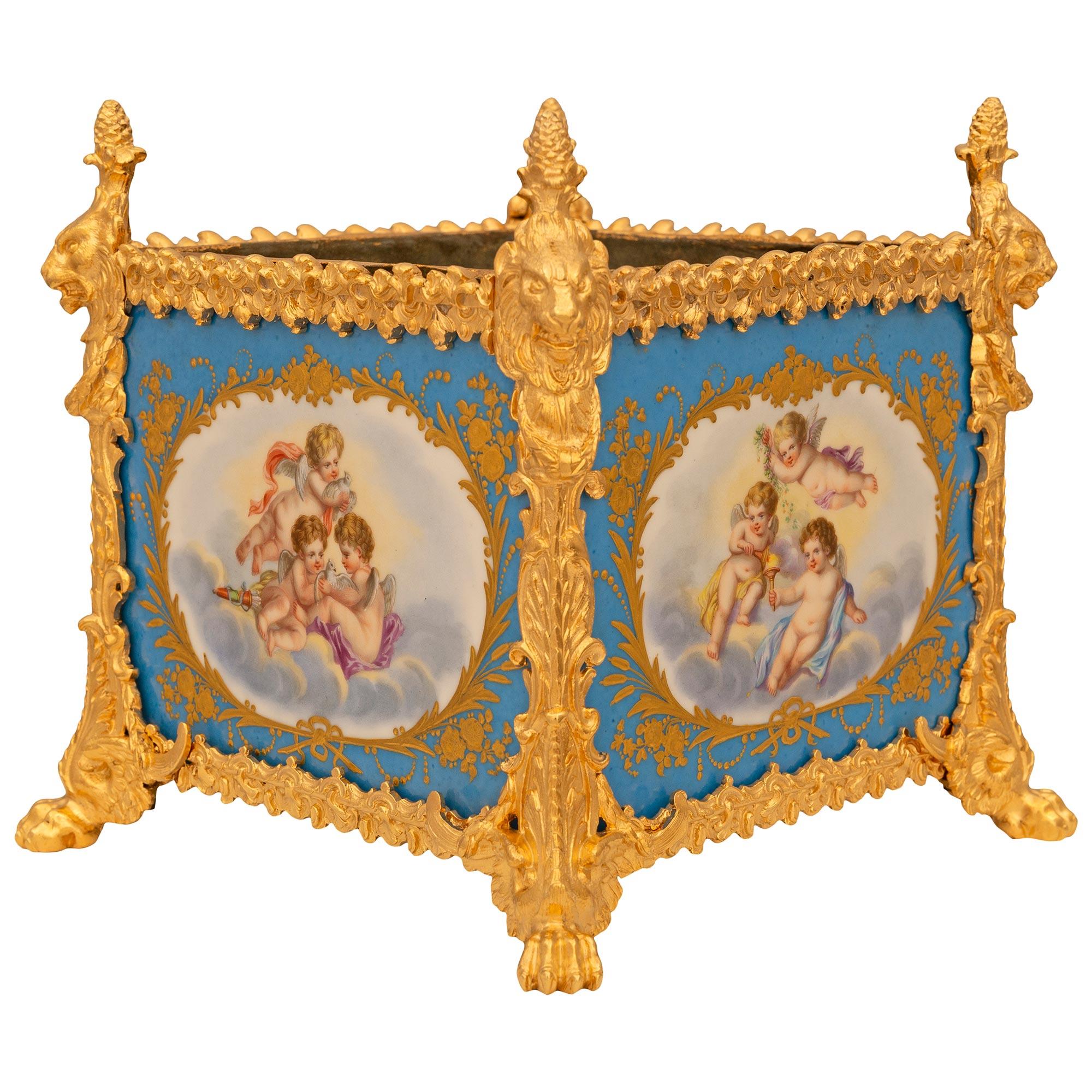 Luigi XVI coppia di fioriere francesi del XIX secolo in porcellana di Sèvres e Ormolu del XIX secolo in vendita