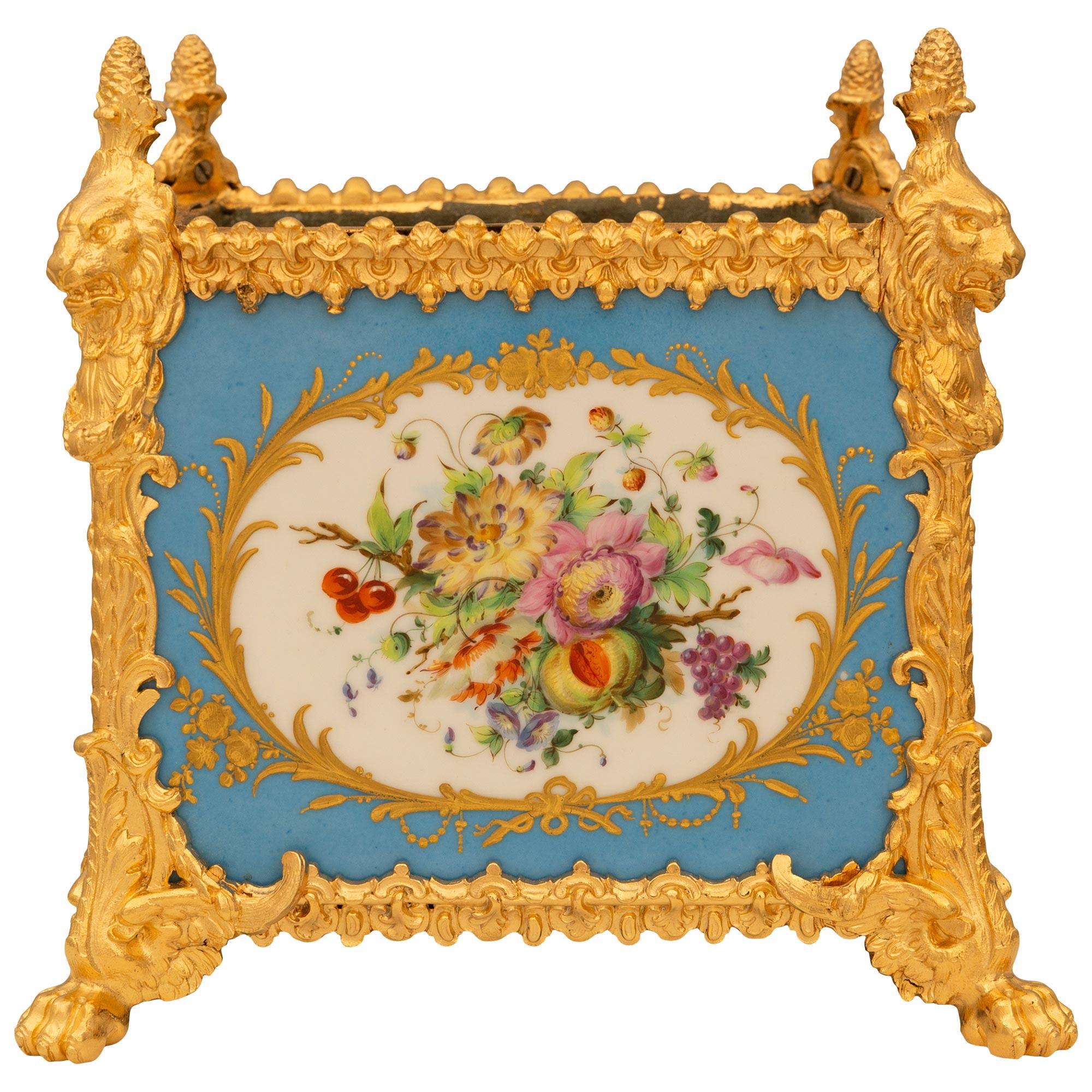 Francese coppia di fioriere francesi del XIX secolo in porcellana di Sèvres e Ormolu del XIX secolo in vendita