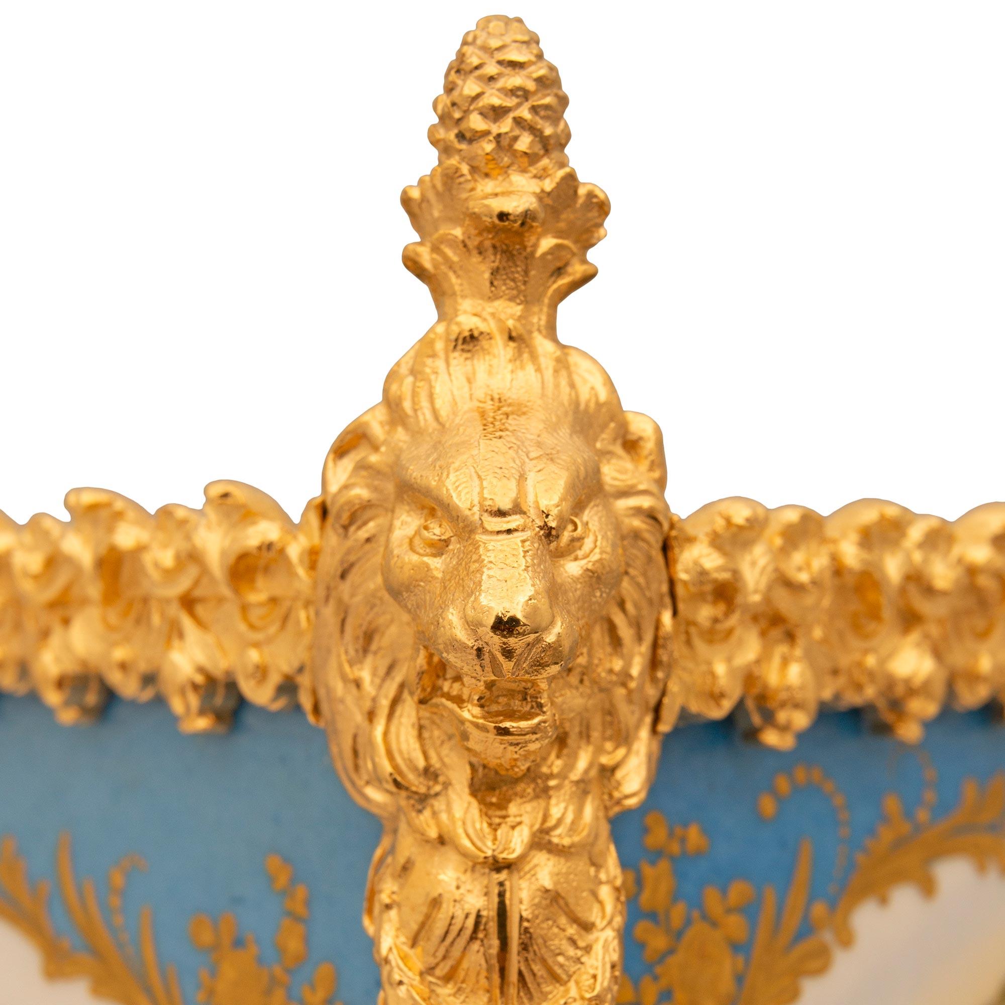 coppia di fioriere francesi del XIX secolo in porcellana di Sèvres e Ormolu del XIX secolo In condizioni buone in vendita a West Palm Beach, FL