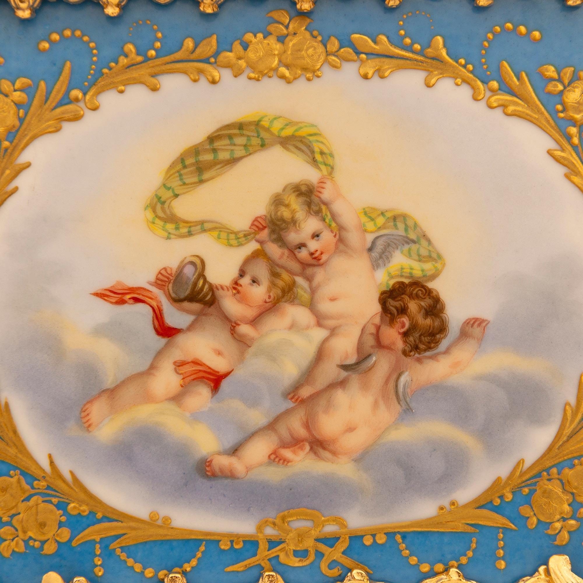 coppia di fioriere francesi del XIX secolo in porcellana di Sèvres e Ormolu del XIX secolo in vendita 2