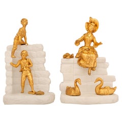 Paire de statuettes en porcelaine de Sèvres et bronze doré de style Louis XVI du XIXe siècle