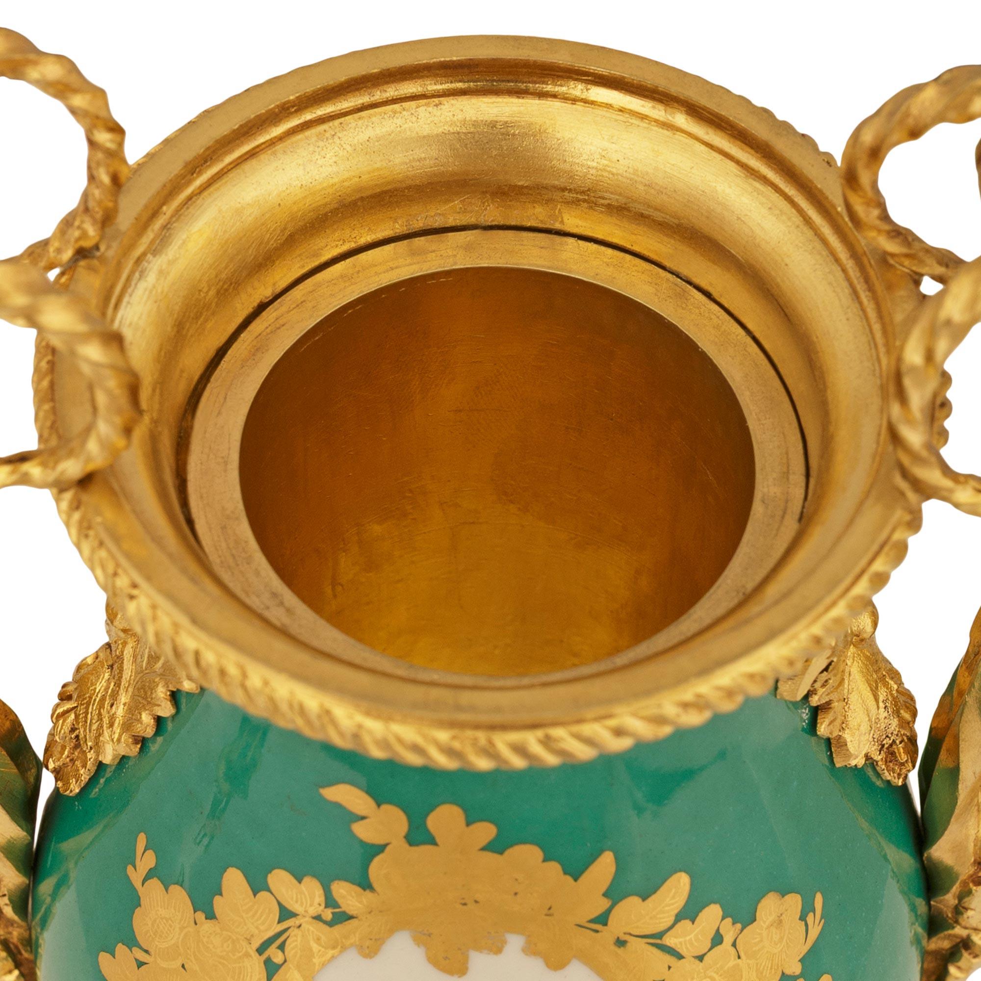 coppia di urne francesi del XIX secolo in porcellana di Sévres Luigi XVI e ormeggio in vendita 6