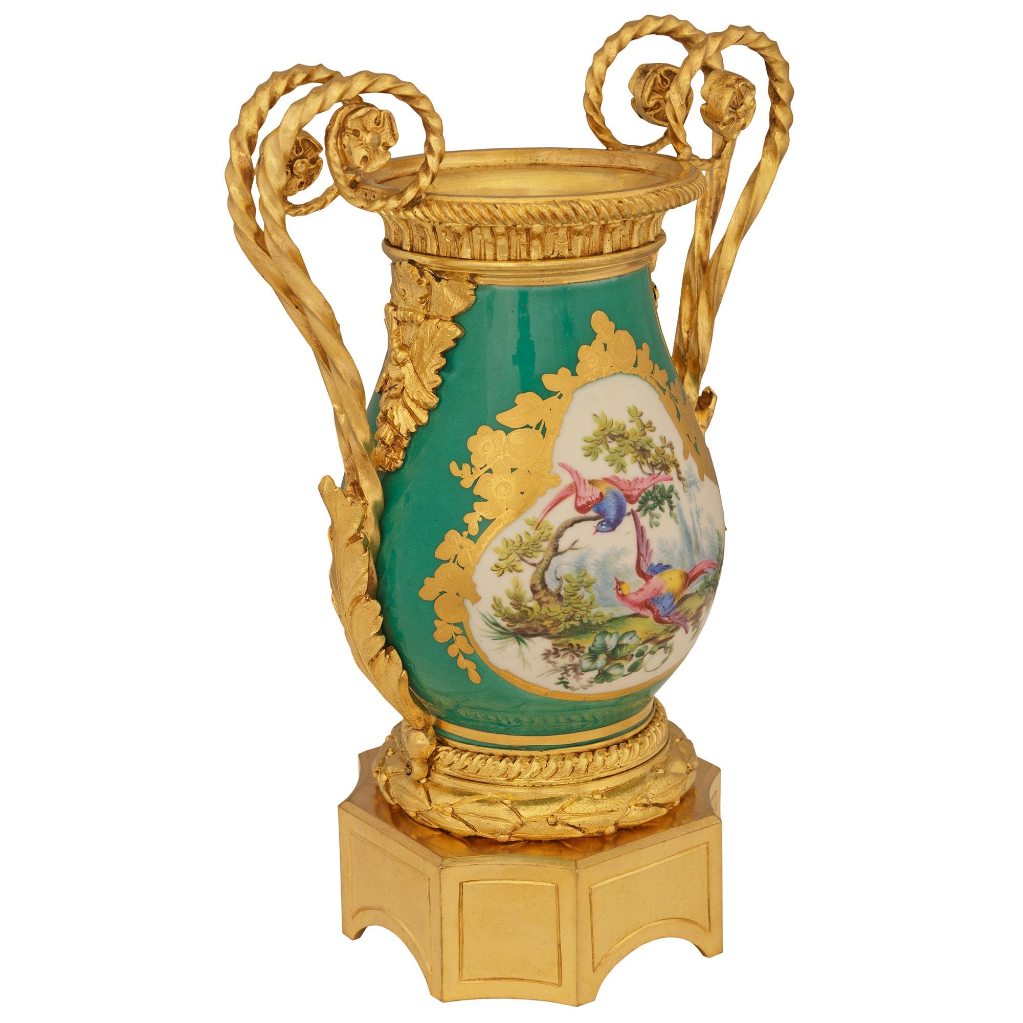 Francese coppia di urne francesi del XIX secolo in porcellana di Sévres Luigi XVI e ormeggio in vendita