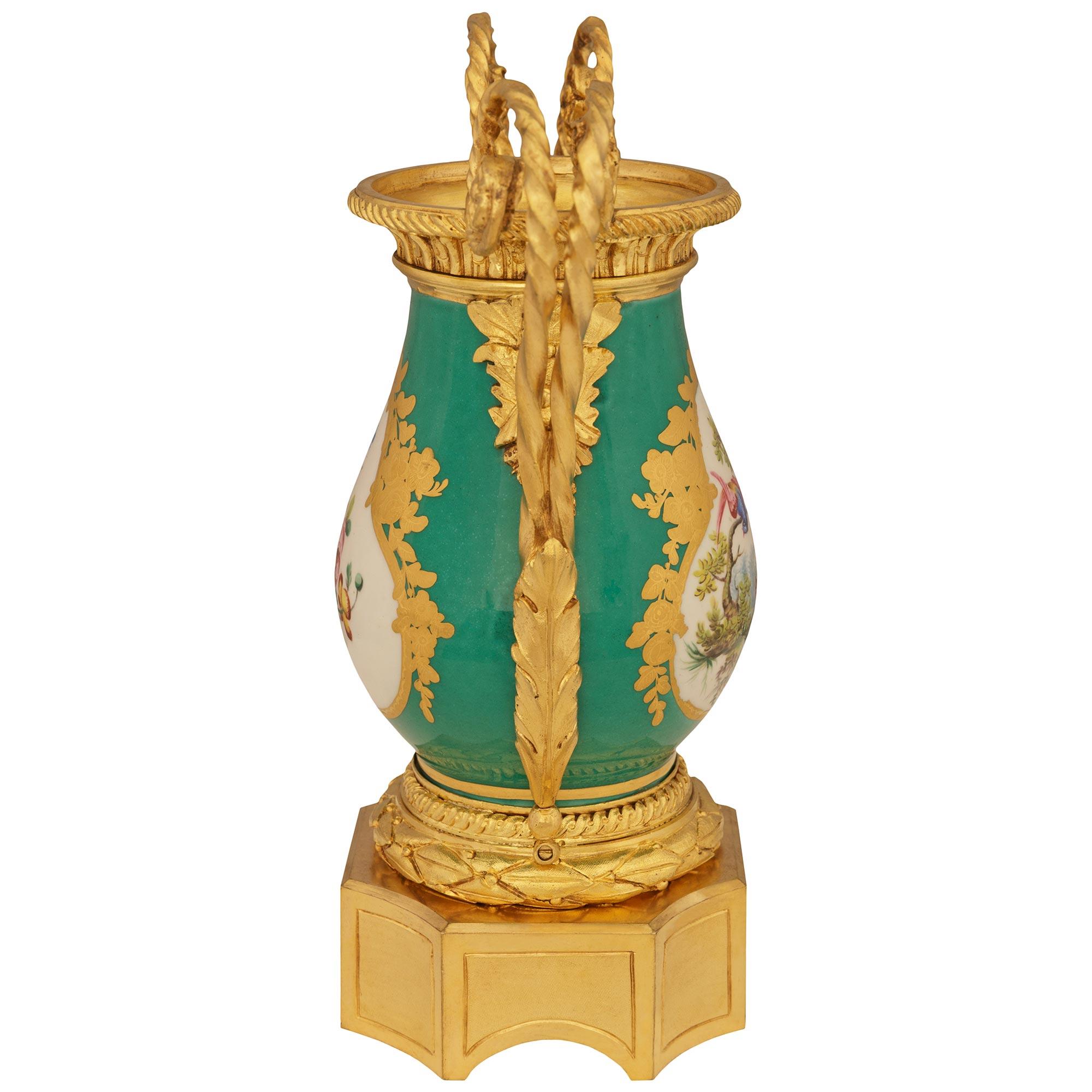 coppia di urne francesi del XIX secolo in porcellana di Sévres Luigi XVI e ormeggio In condizioni buone in vendita a West Palm Beach, FL