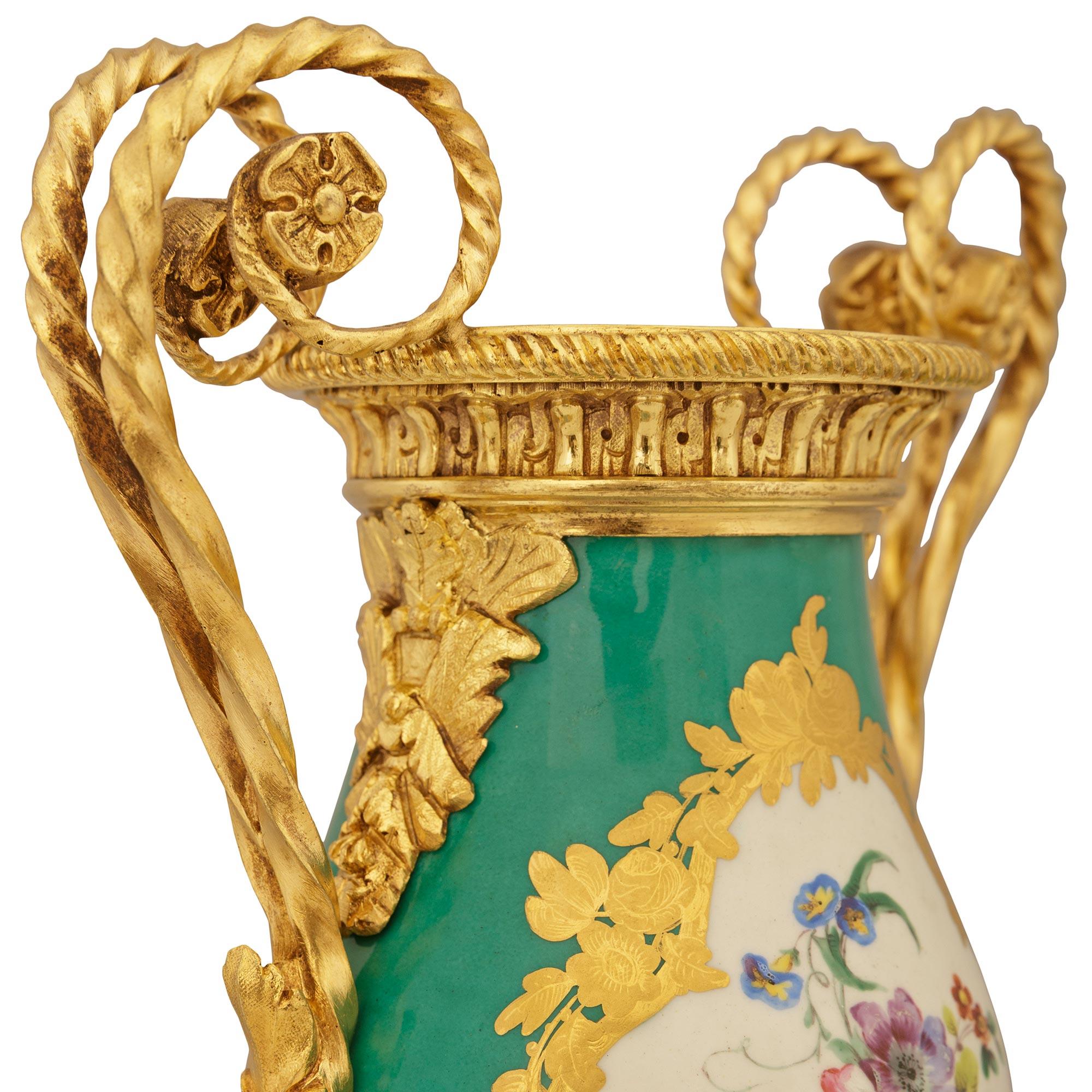 Porcellana coppia di urne francesi del XIX secolo in porcellana di Sévres Luigi XVI e ormeggio in vendita