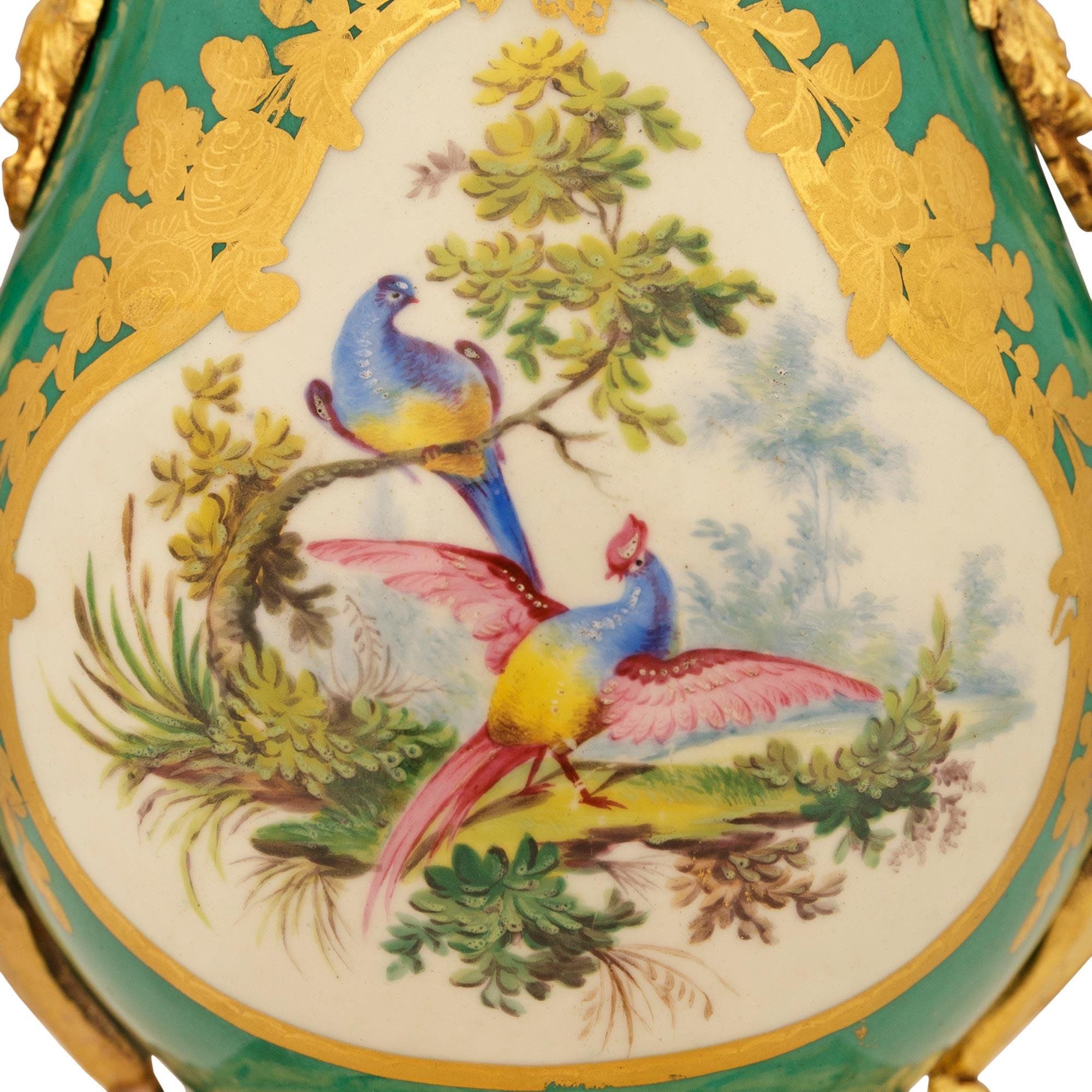 coppia di urne francesi del XIX secolo in porcellana di Sévres Luigi XVI e ormeggio in vendita 4