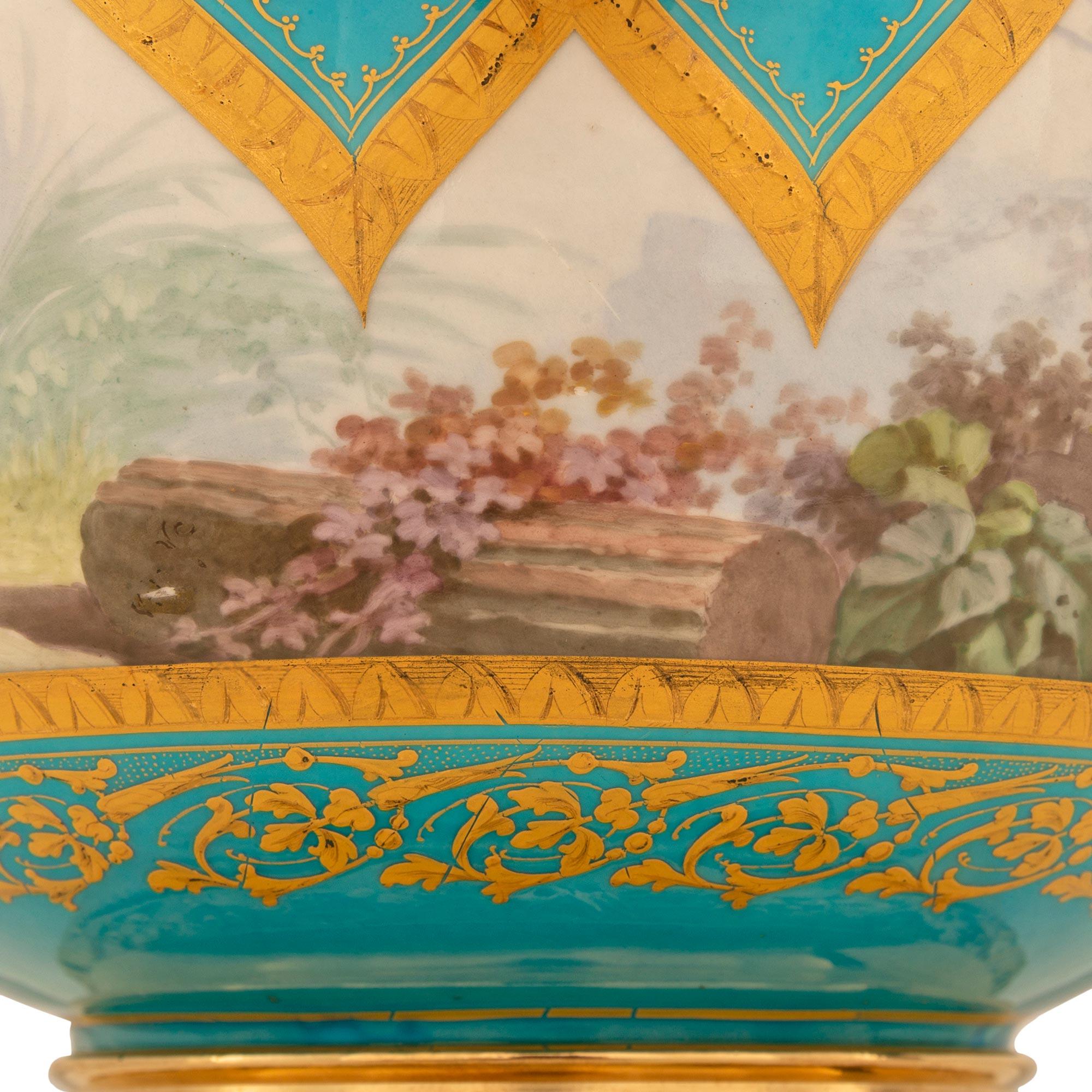 Paar französische Porzellan- und Ormolu-Vasen aus dem 19. Jahrhundert im Stil Ludwig XVI. von Sèvres im Angebot 5