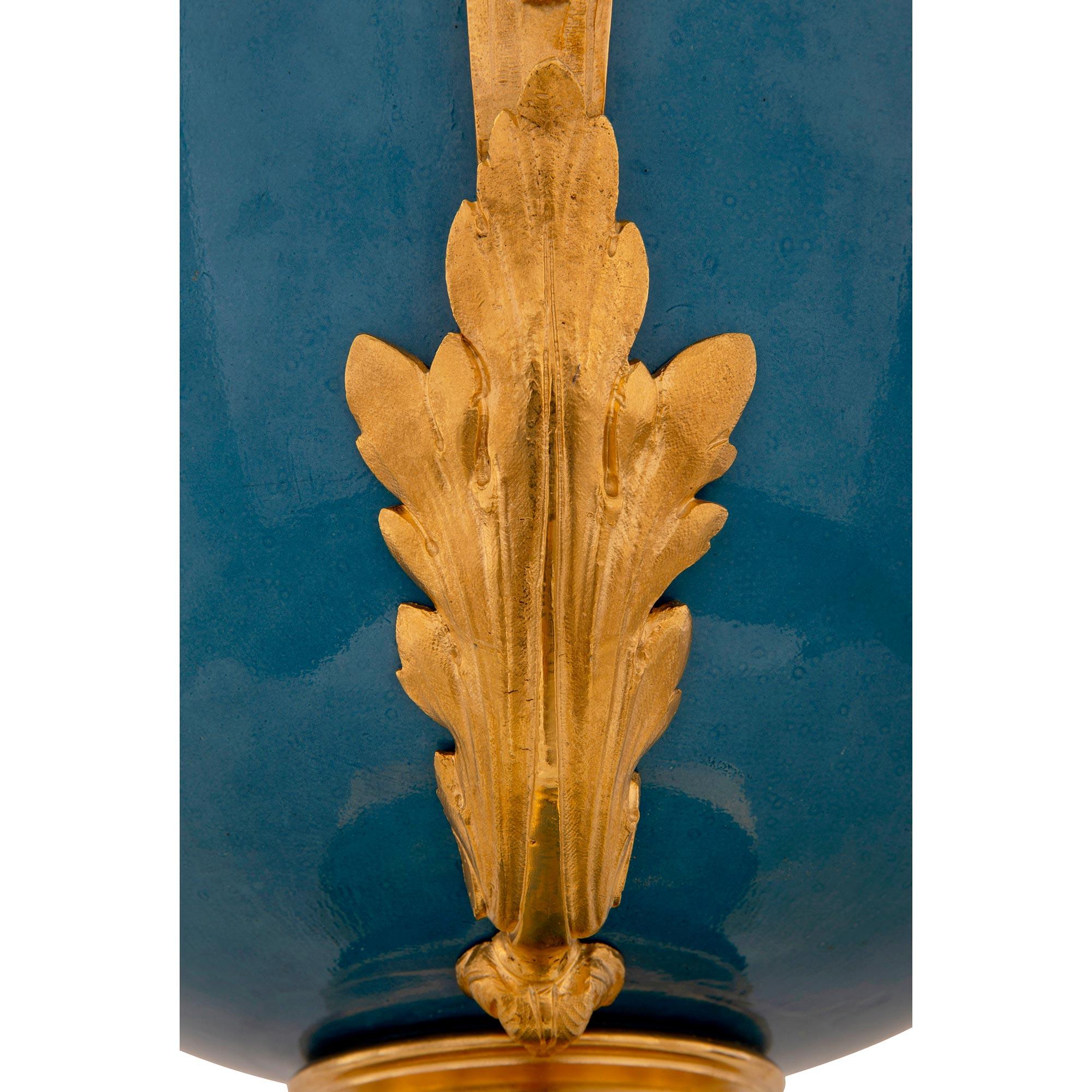 Paire de vases en porcelaine et bronze doré Louis XVI de St. Svres du 19ème siècle français 5