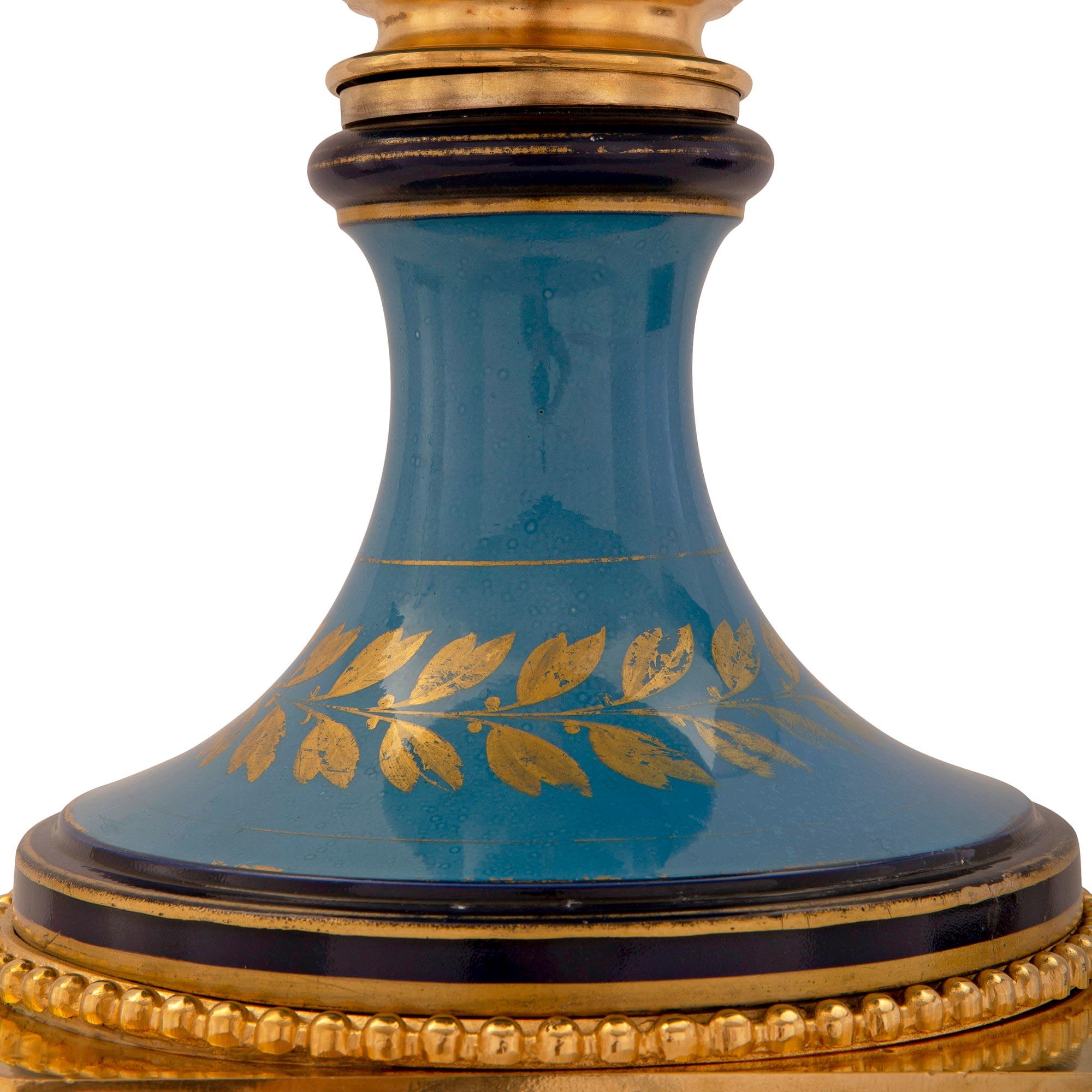 Paire de vases en porcelaine et bronze doré Louis XVI de St. Svres du 19ème siècle français 6