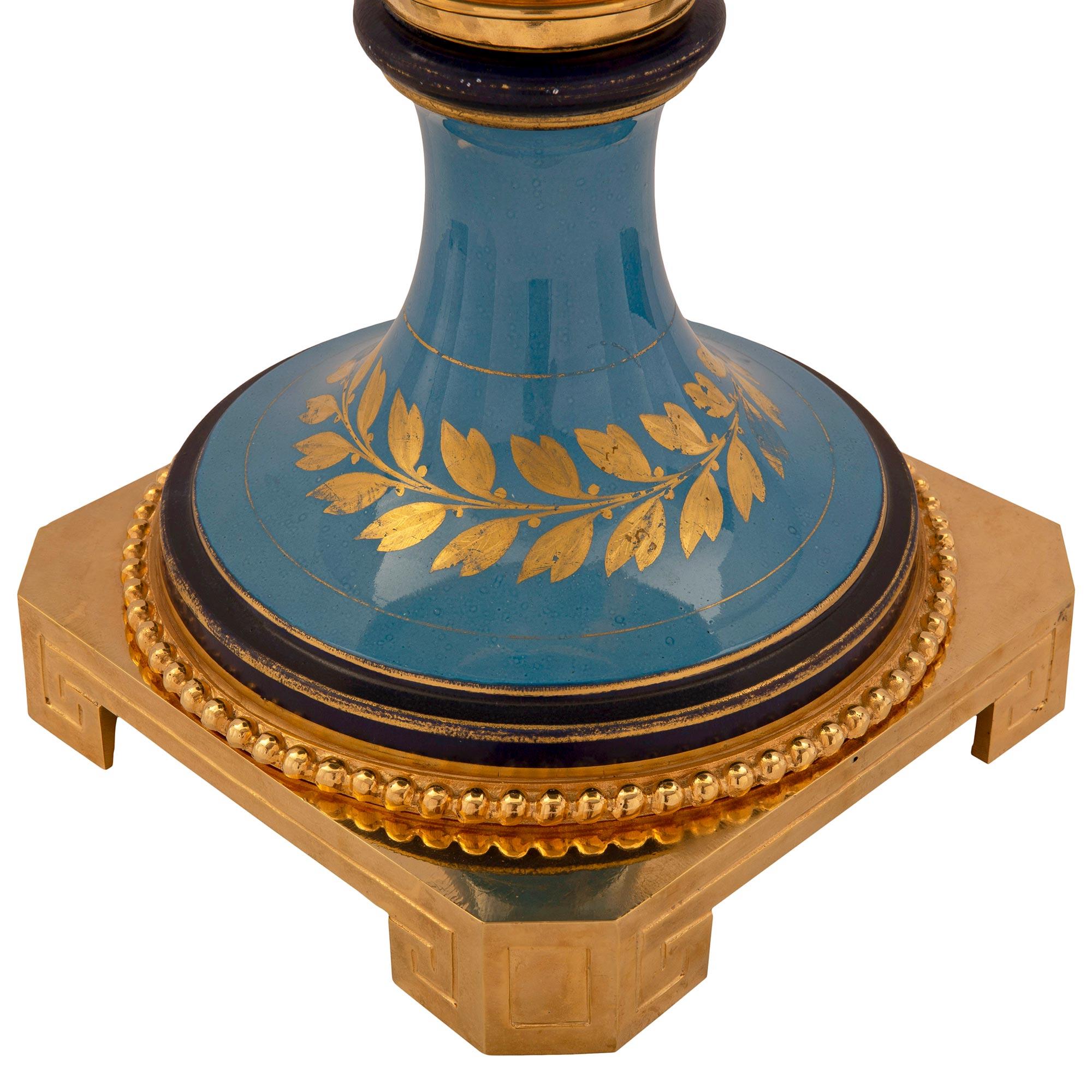 Paire de vases en porcelaine et bronze doré Louis XVI de St. Svres du 19ème siècle français 7