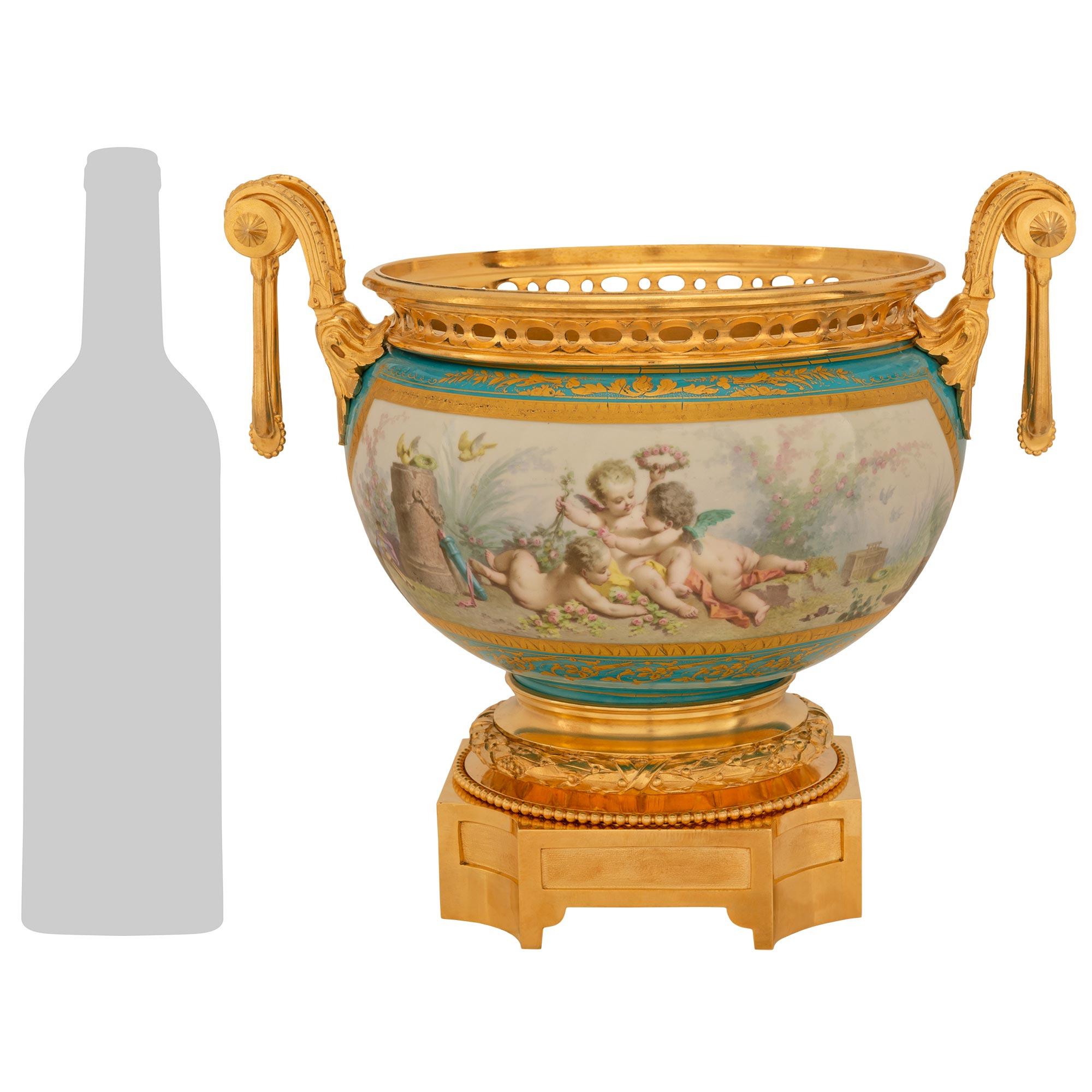 Ein schönes und sehr elegantes Paar französischer Vasen aus Porzellan und Ormolu aus dem 19. Jahrhundert von Louis XVI St. Sèvres. Jede Vase steht auf einem Ormolu-Sockel mit konkaven Ecken und ist mit eingelassenen Plaketten und reich ziselierten,