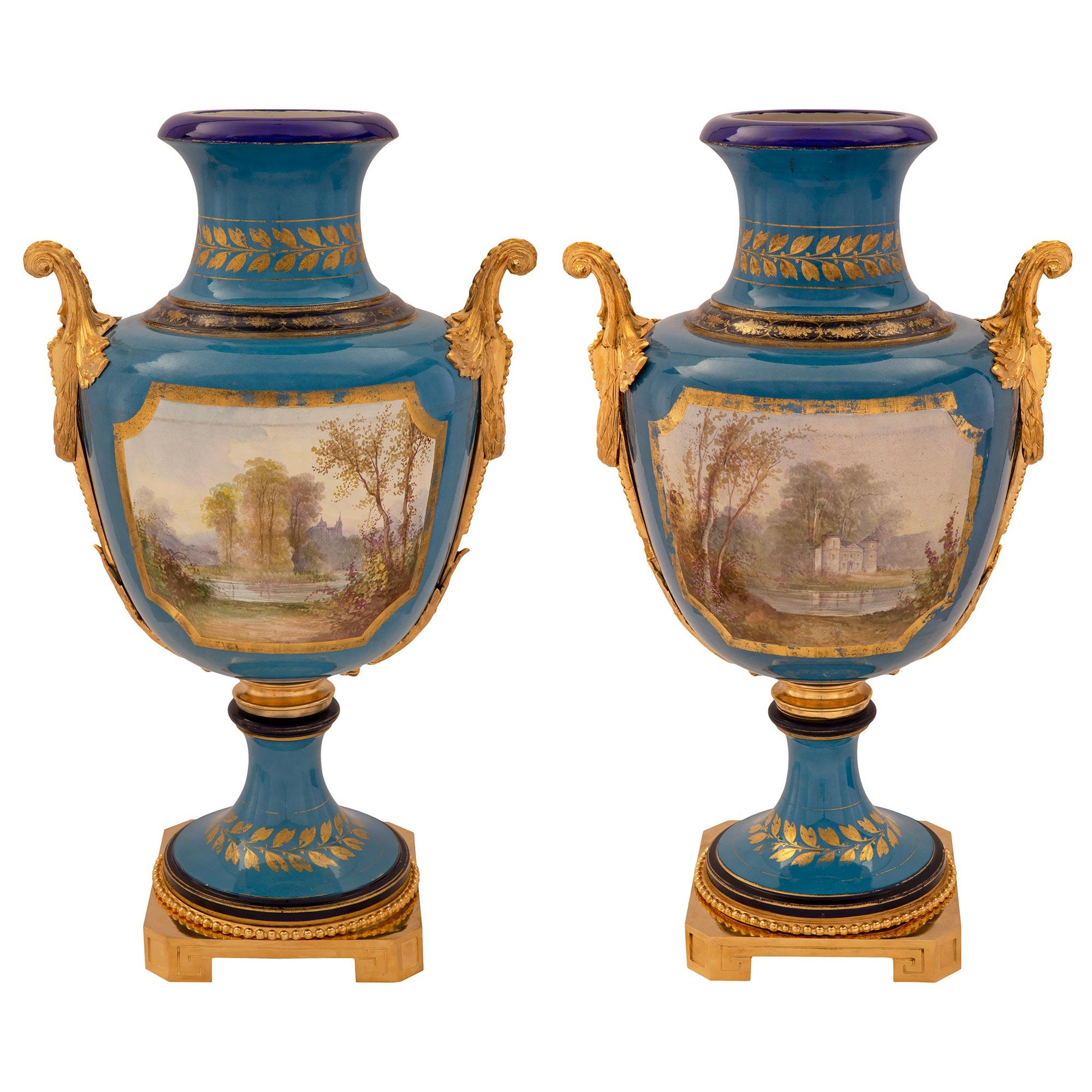 Français Paire de vases en porcelaine et bronze doré Louis XVI de St. Svres du 19ème siècle français