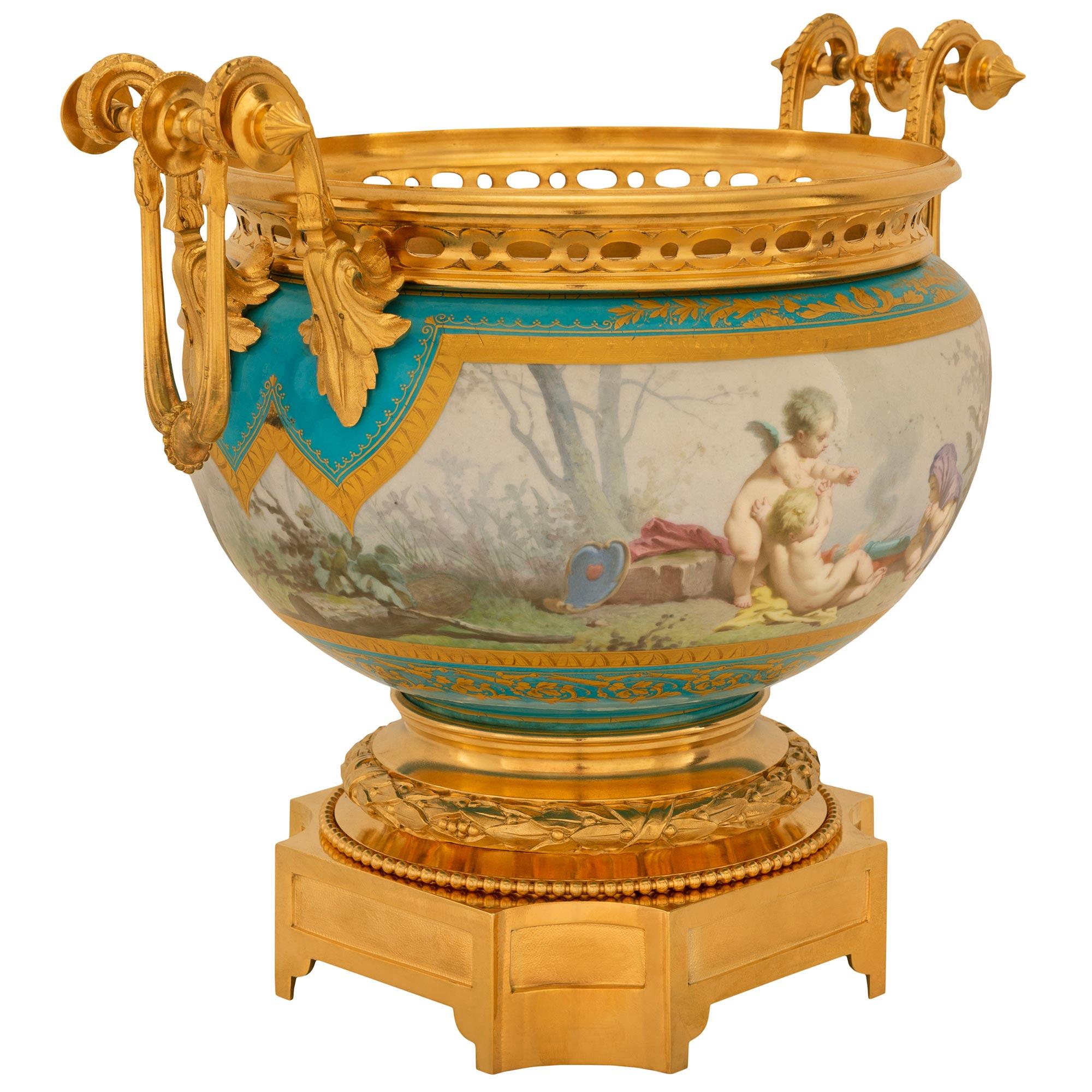Paar französische Porzellan- und Ormolu-Vasen aus dem 19. Jahrhundert im Stil Ludwig XVI. von Sèvres (Louis XVI.) im Angebot