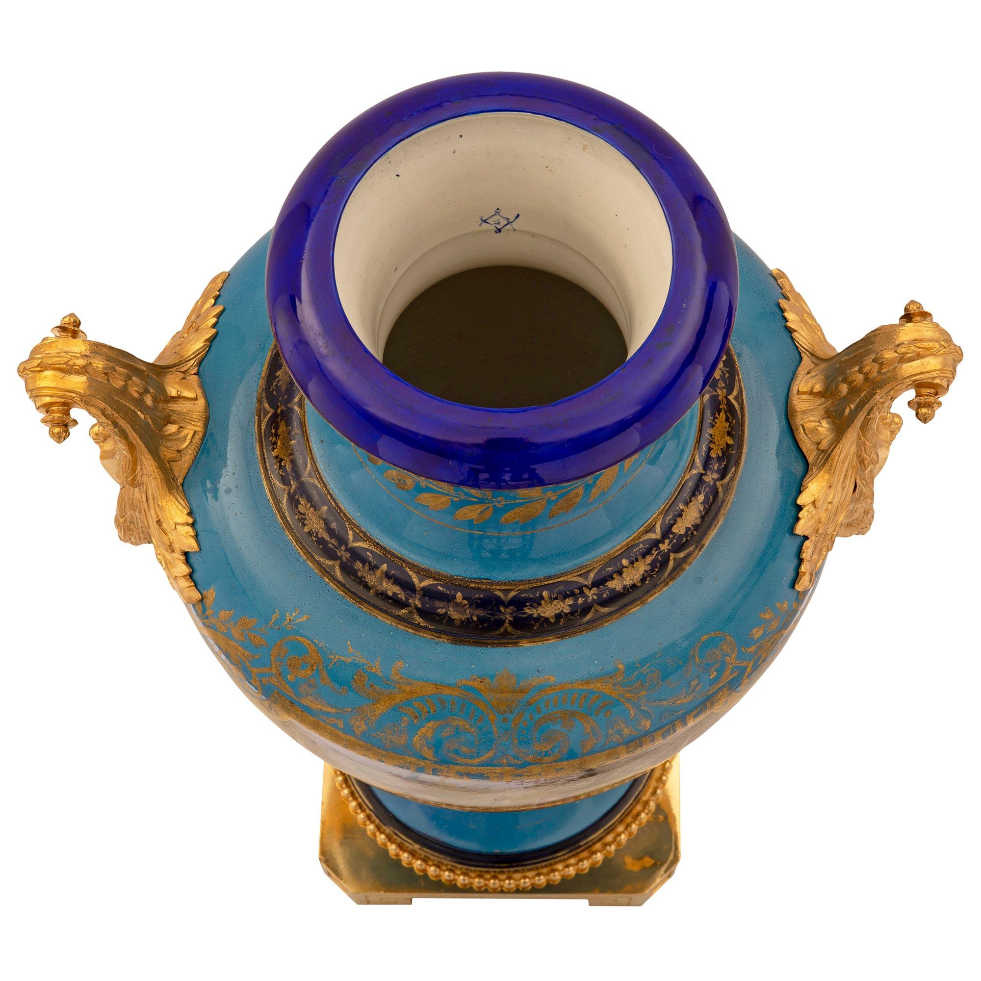 Paire de vases en porcelaine et bronze doré Louis XVI de St. Svres du 19ème siècle français Bon état à West Palm Beach, FL