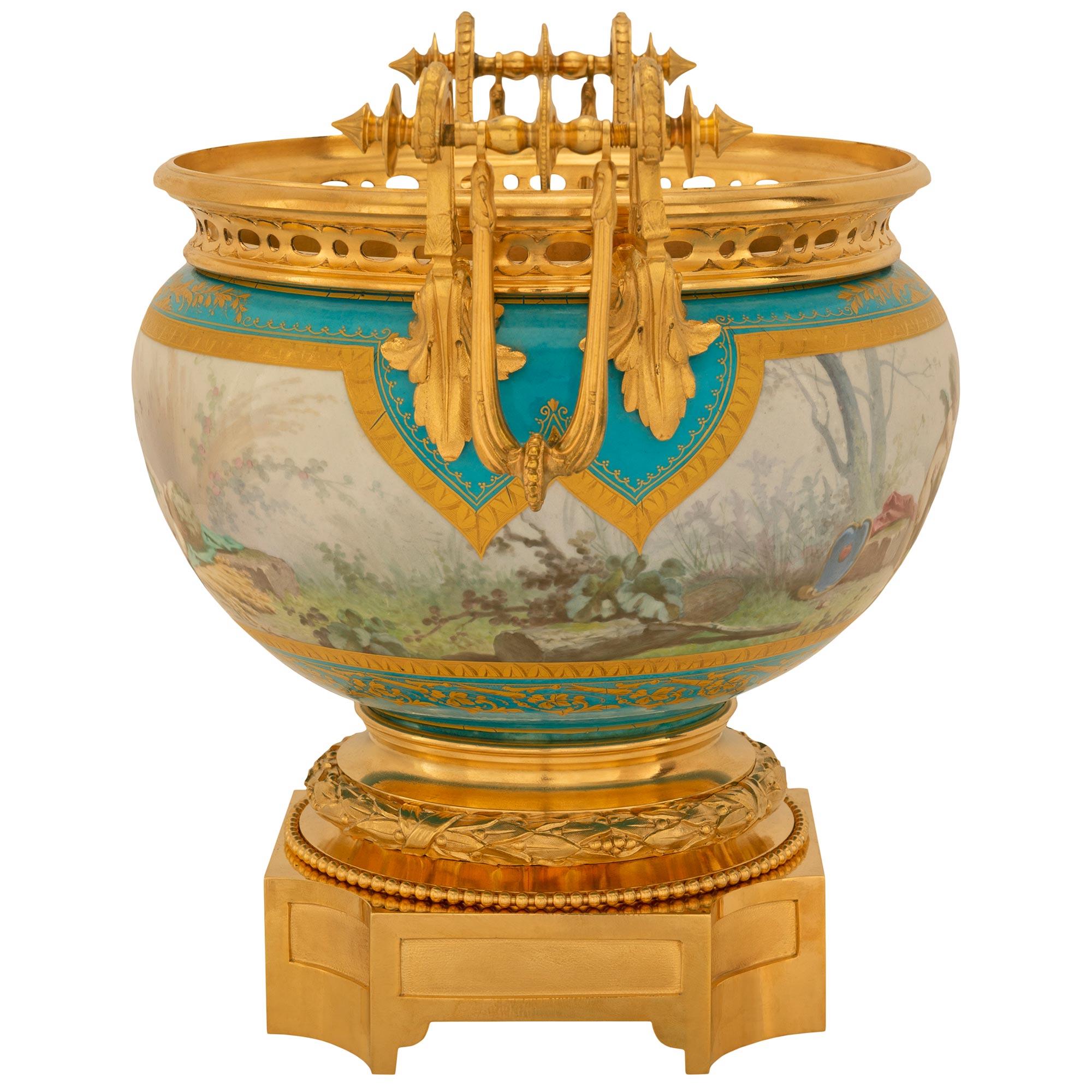 Paar französische Porzellan- und Ormolu-Vasen aus dem 19. Jahrhundert im Stil Ludwig XVI. von Sèvres (Französisch) im Angebot