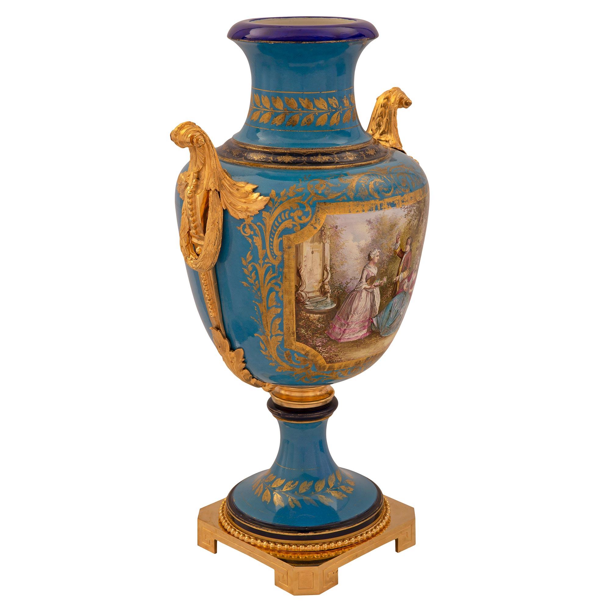 XIXe siècle Paire de vases en porcelaine et bronze doré Louis XVI de St. Svres du 19ème siècle français