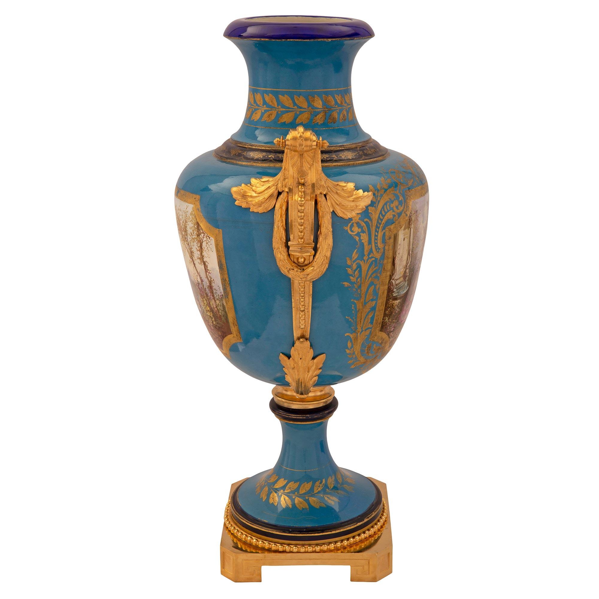 Porcelaine Paire de vases en porcelaine et bronze doré Louis XVI de St. Svres du 19ème siècle français