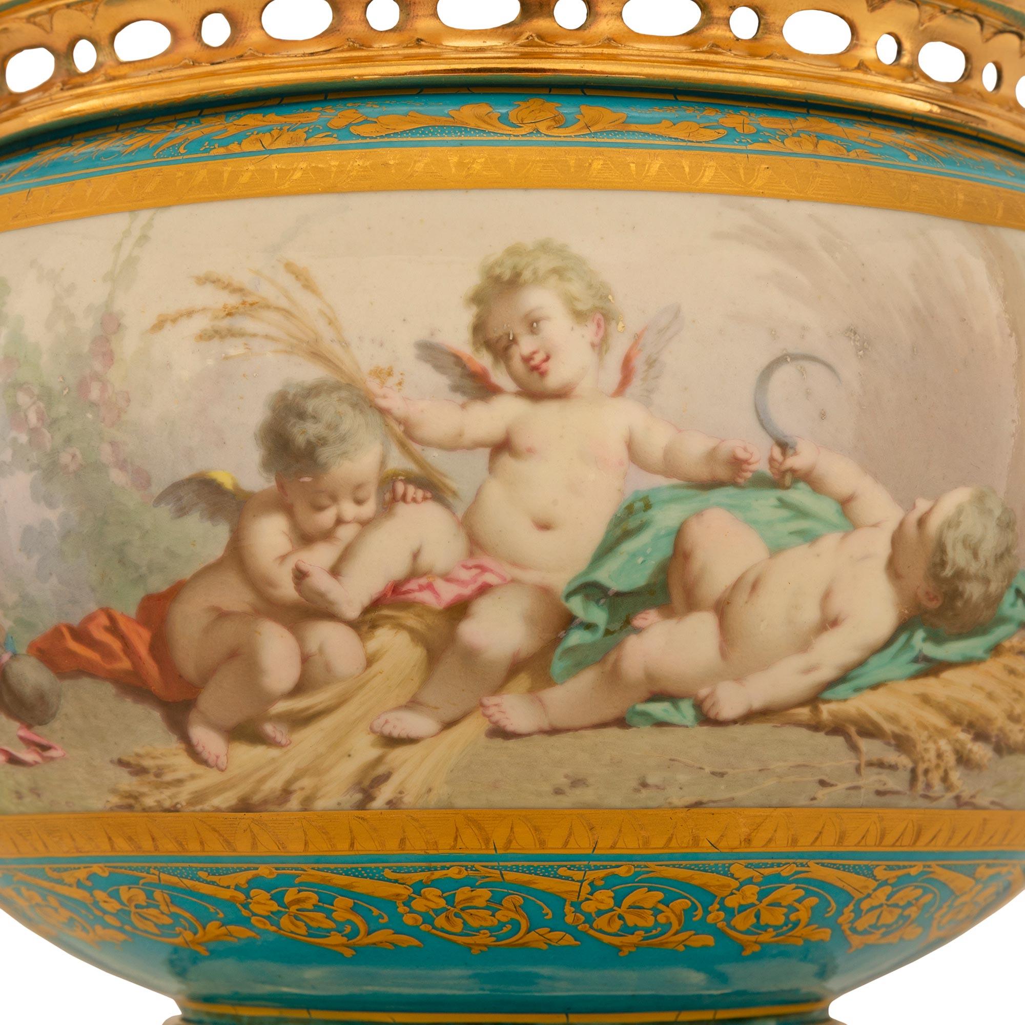 Paar französische Porzellan- und Ormolu-Vasen aus dem 19. Jahrhundert im Stil Ludwig XVI. von Sèvres im Angebot 1