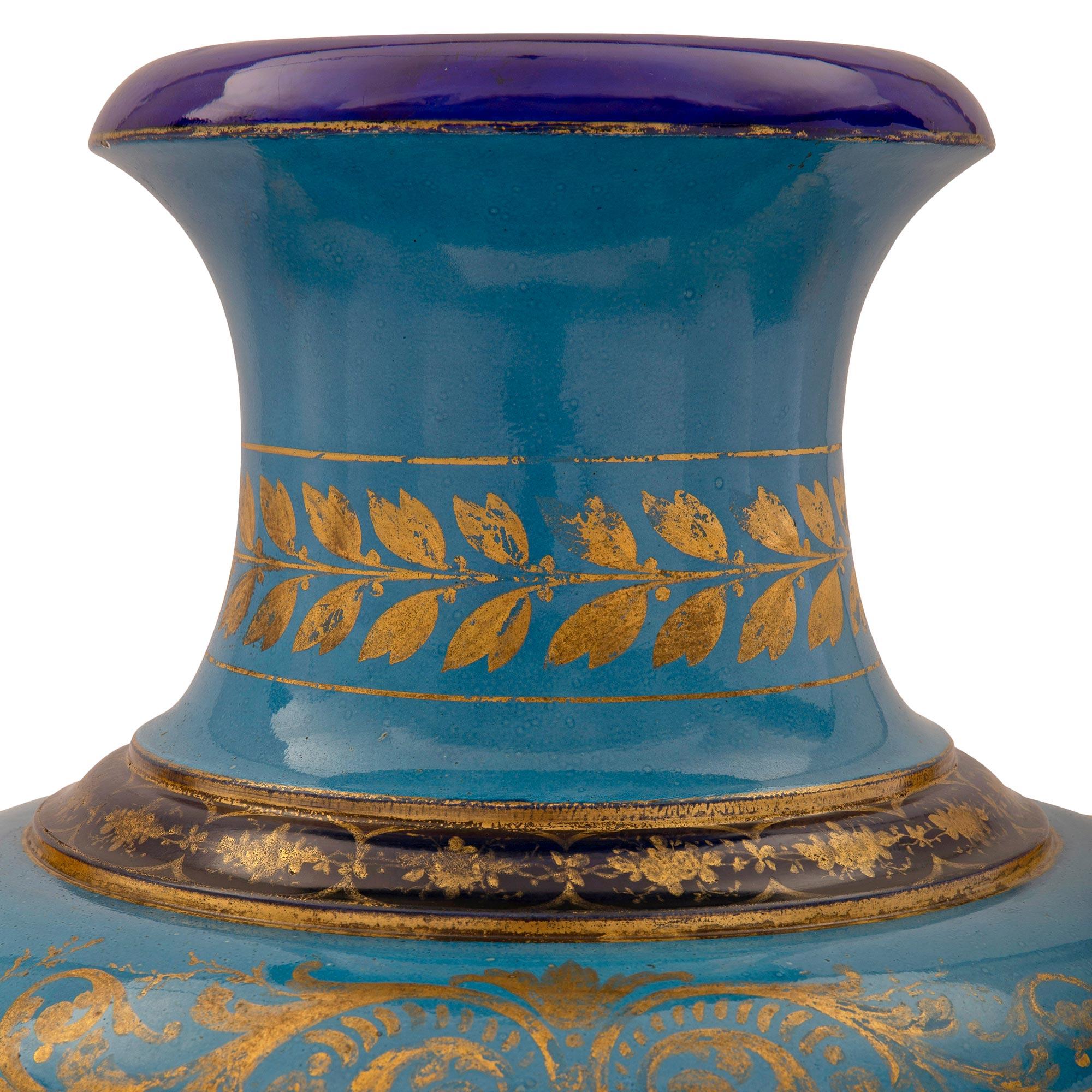 Paire de vases en porcelaine et bronze doré Louis XVI de St. Svres du 19ème siècle français 1