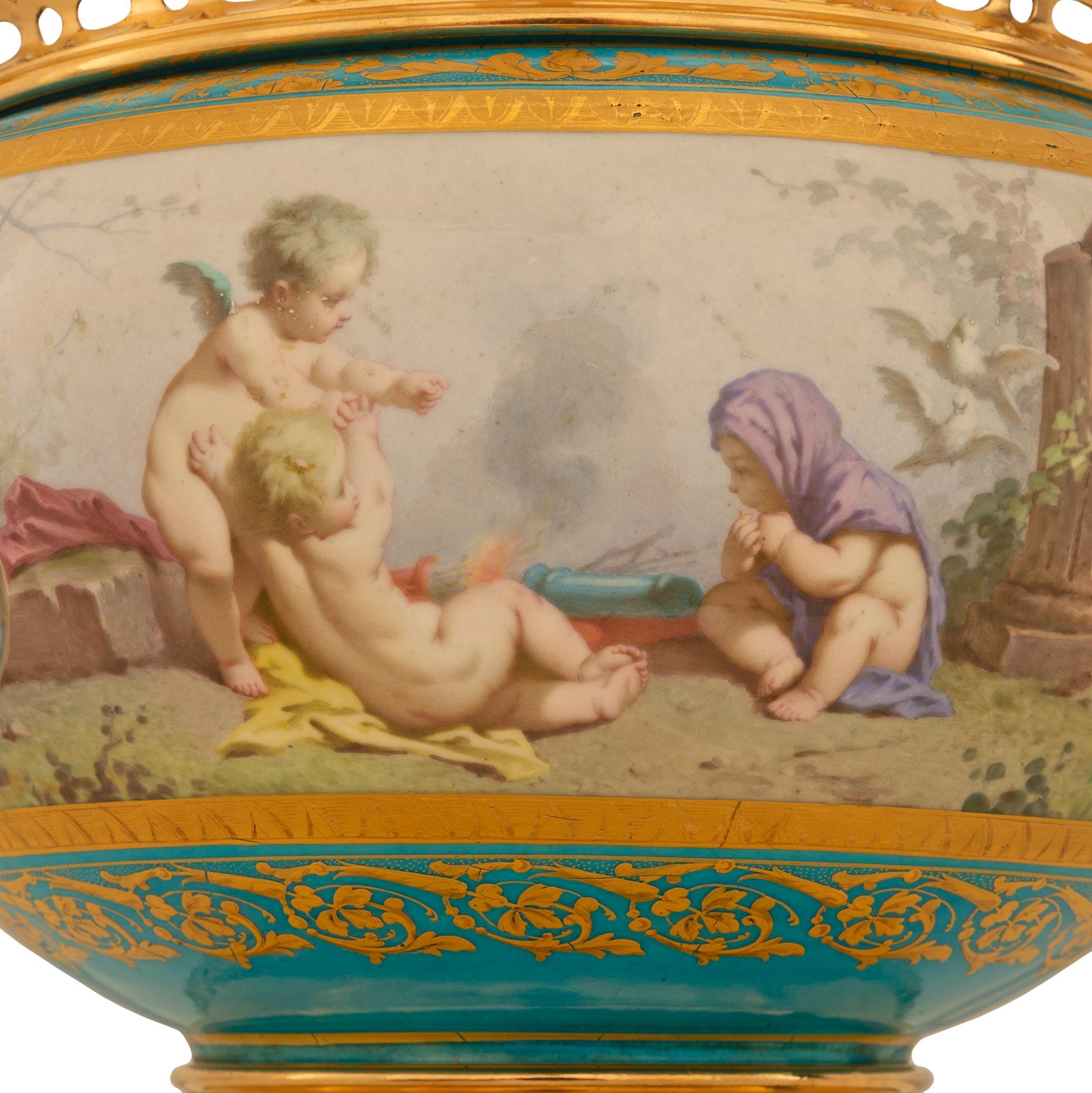 Paar französische Porzellan- und Ormolu-Vasen aus dem 19. Jahrhundert im Stil Ludwig XVI. von Sèvres im Angebot 2