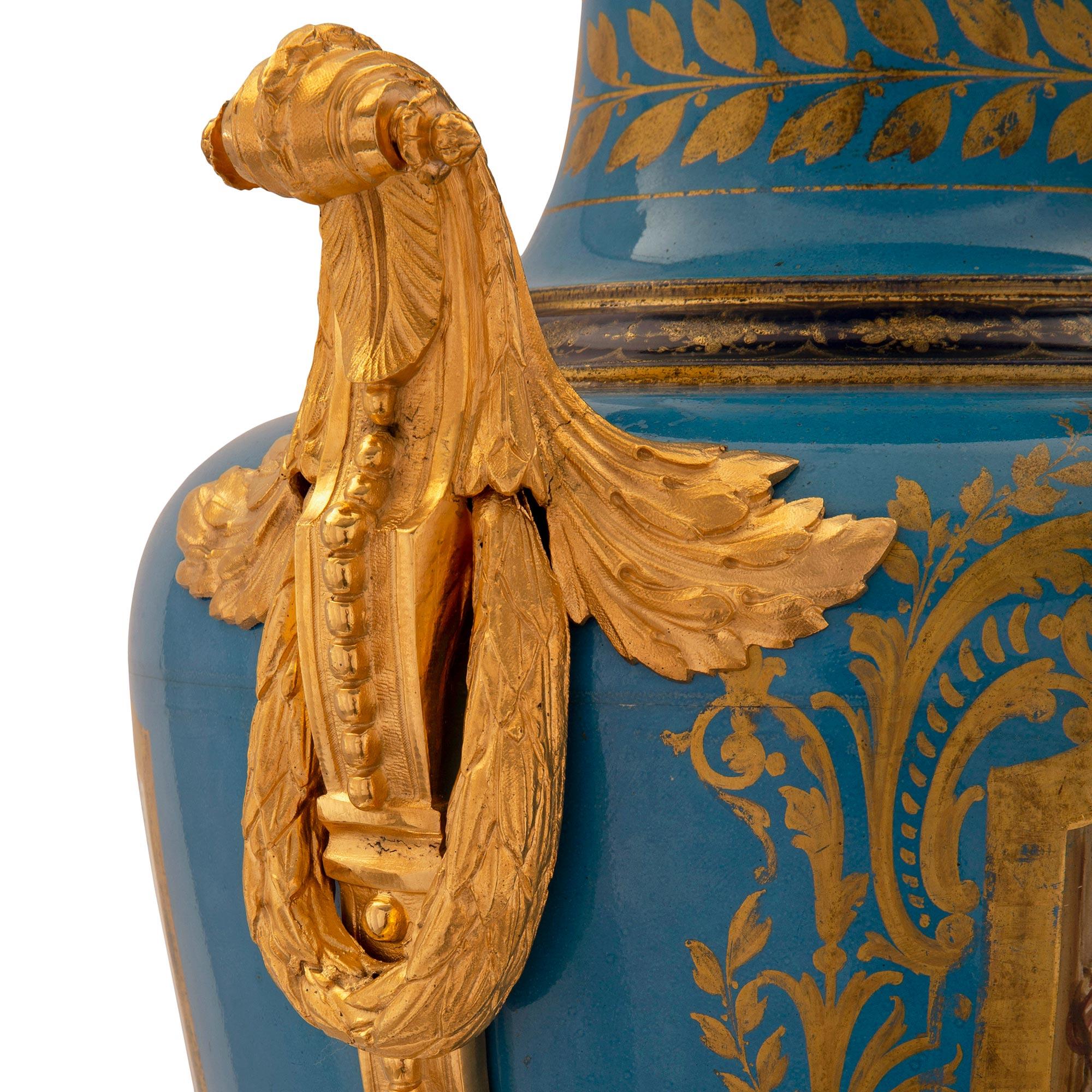 Paire de vases en porcelaine et bronze doré Louis XVI de St. Svres du 19ème siècle français 2