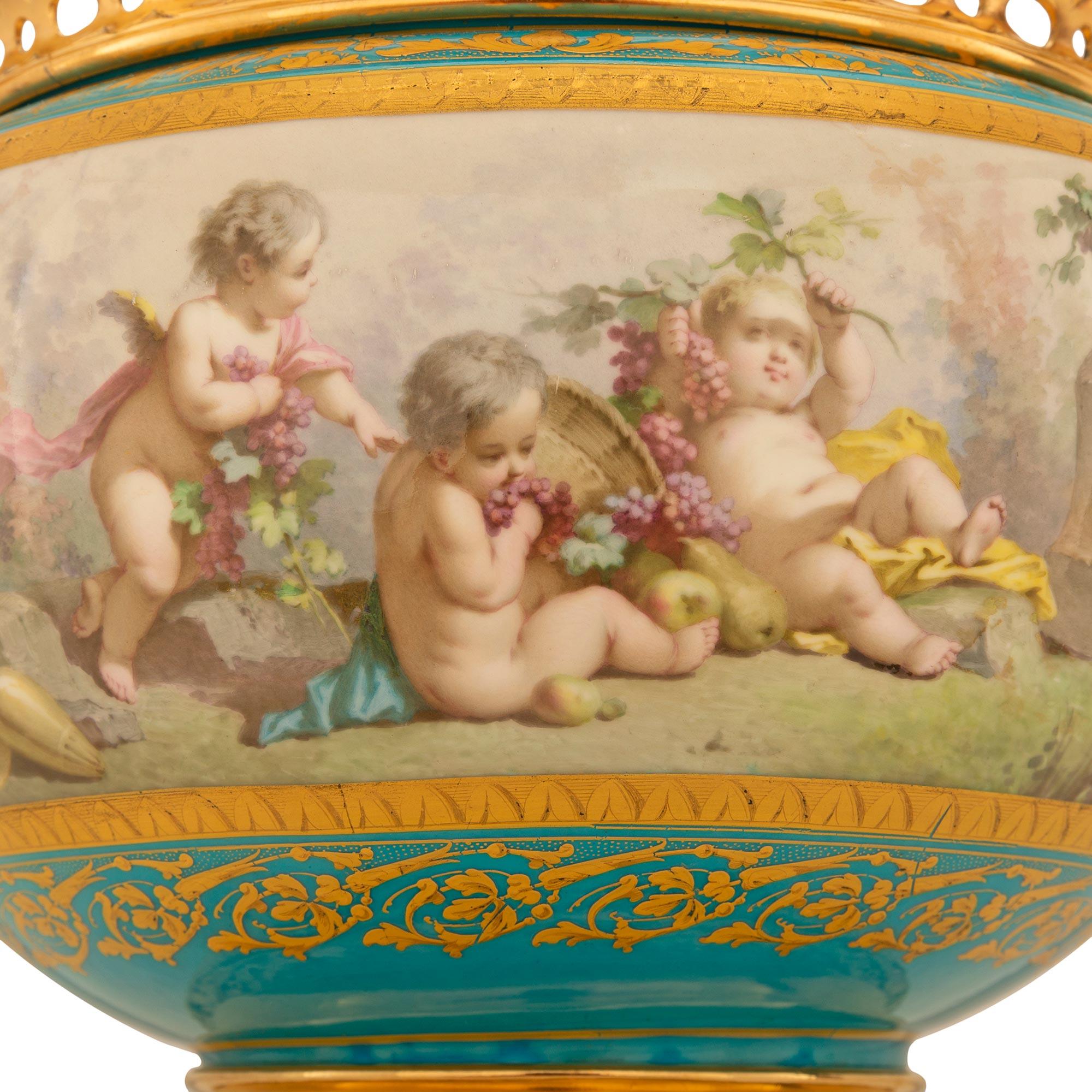 Paar französische Porzellan- und Ormolu-Vasen aus dem 19. Jahrhundert im Stil Ludwig XVI. von Sèvres im Angebot 4