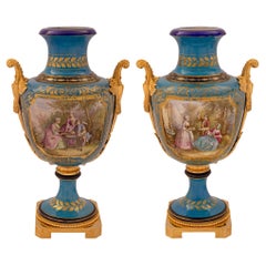 Paire de vases en porcelaine et bronze doré Louis XVI de St. Svres du 19ème siècle français