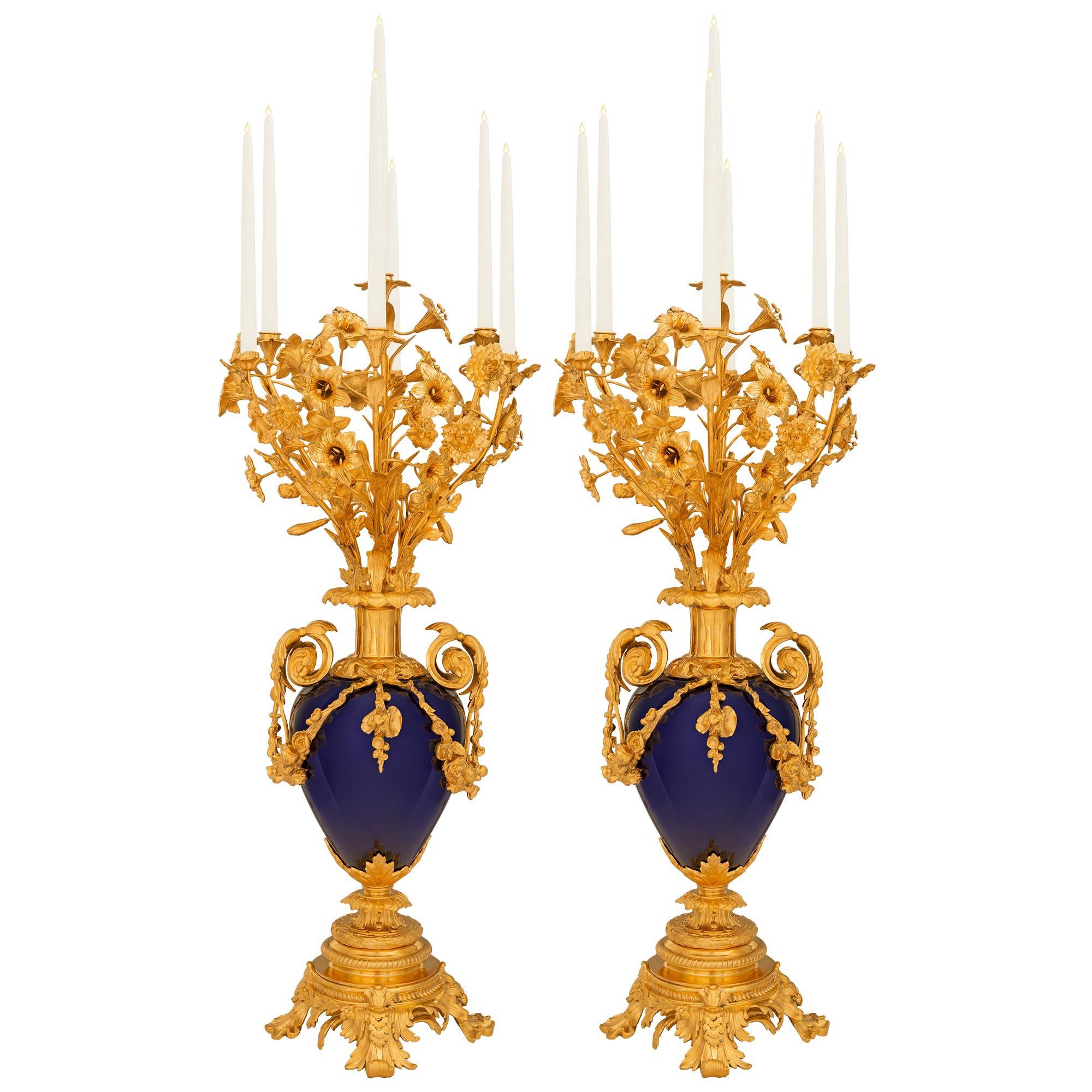 Pareja De Candelabros Franceses Del Siglo XIX Luis XVI De Porcelana Y Ormolu De Sèvres