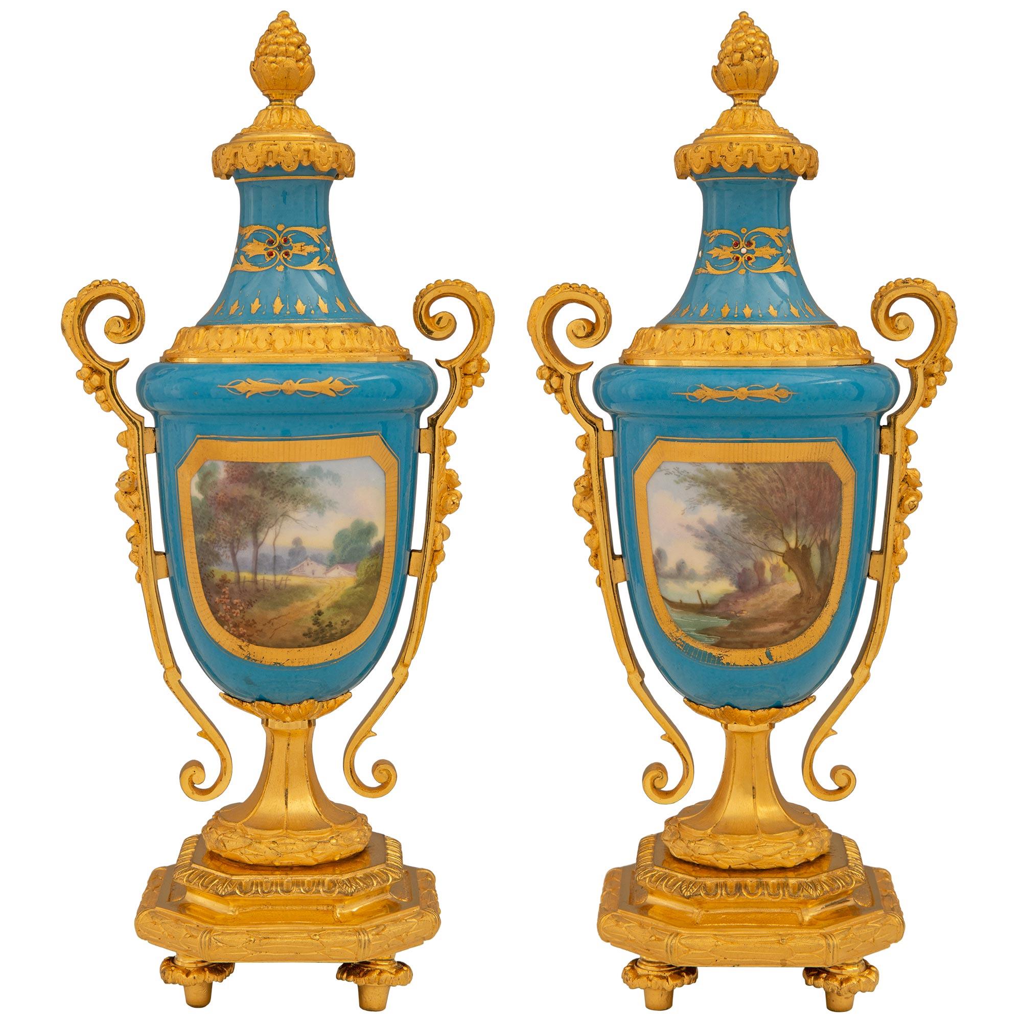 Ein charmantes Paar französischer Urnen mit Deckel aus Sèvres-Porzellan und Ormolu aus dem 19. Jahrhundert, Louis XVI. Das Urnenpaar steht auf quadratischen Ormolu-Sockeln, die von topieförmigen Füßen getragen werden. Der Rand des Sockels ist mit