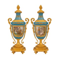 Pareja De Urnas Con Tapa De Porcelana Y Ormolu Francesas Del Siglo XIX Luis XVI De Sèvres