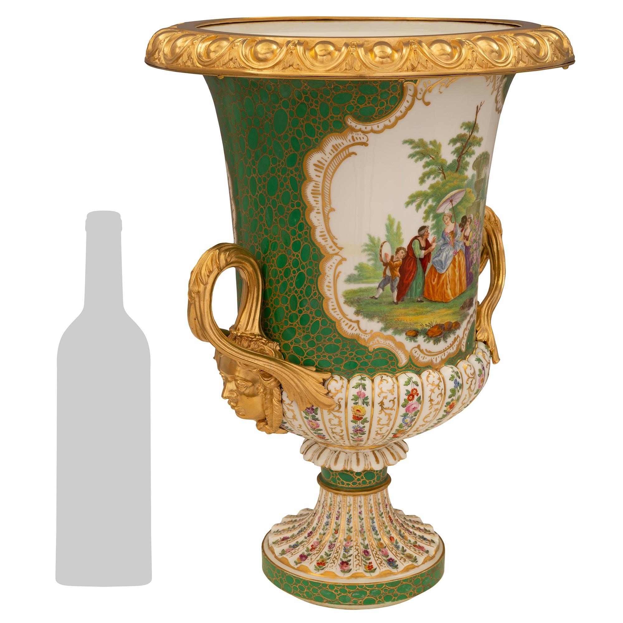 Ein schönes Paar französischer Porzellanurnen aus dem 19. Jahrhundert, Louis XVI st. Sèvres. Jede Campagna-förmige Vase wird von einem runden Sockel mit einem schönen vergoldeten Akzent Blase wie Design unter dem eleganten geriffelten Sockel