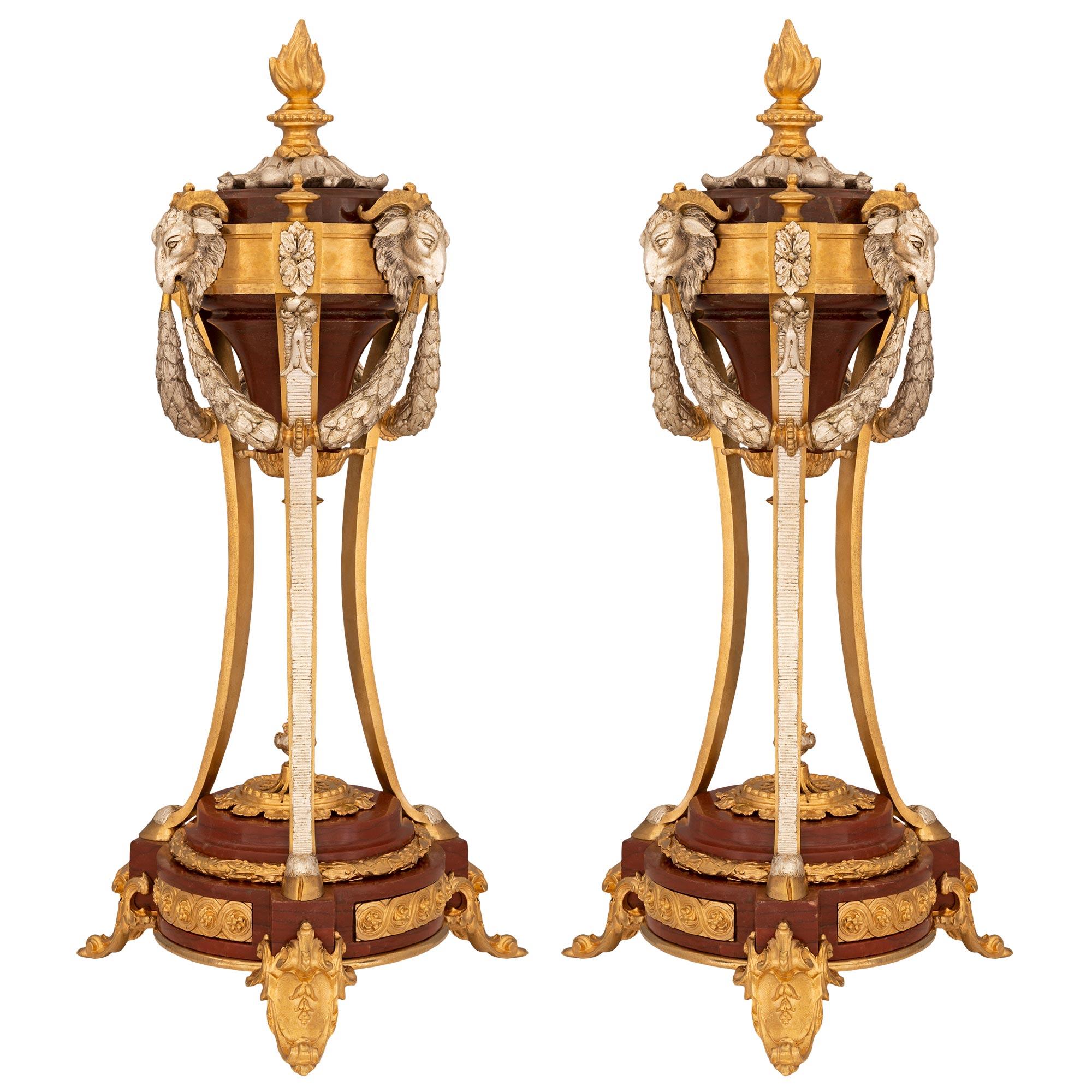 Superbe paire de cassolettes en marbre Rouge Griotte, bronze doré et bronze argenté d'époque Louis XVI et Belle Époque. Chaque cassolette est surélevée par une étonnante base en marbre Rouge Griotte avec de superbes plaques en bronze doré ajustées