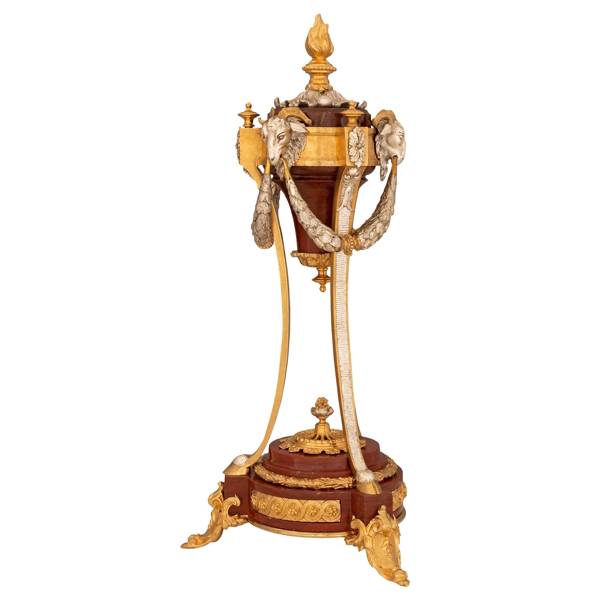 Paar französische versilberte Bronze- und Marmorschalen im Louis-XVI-Stil des 19. Jahrhunderts (Belle Époque) im Angebot