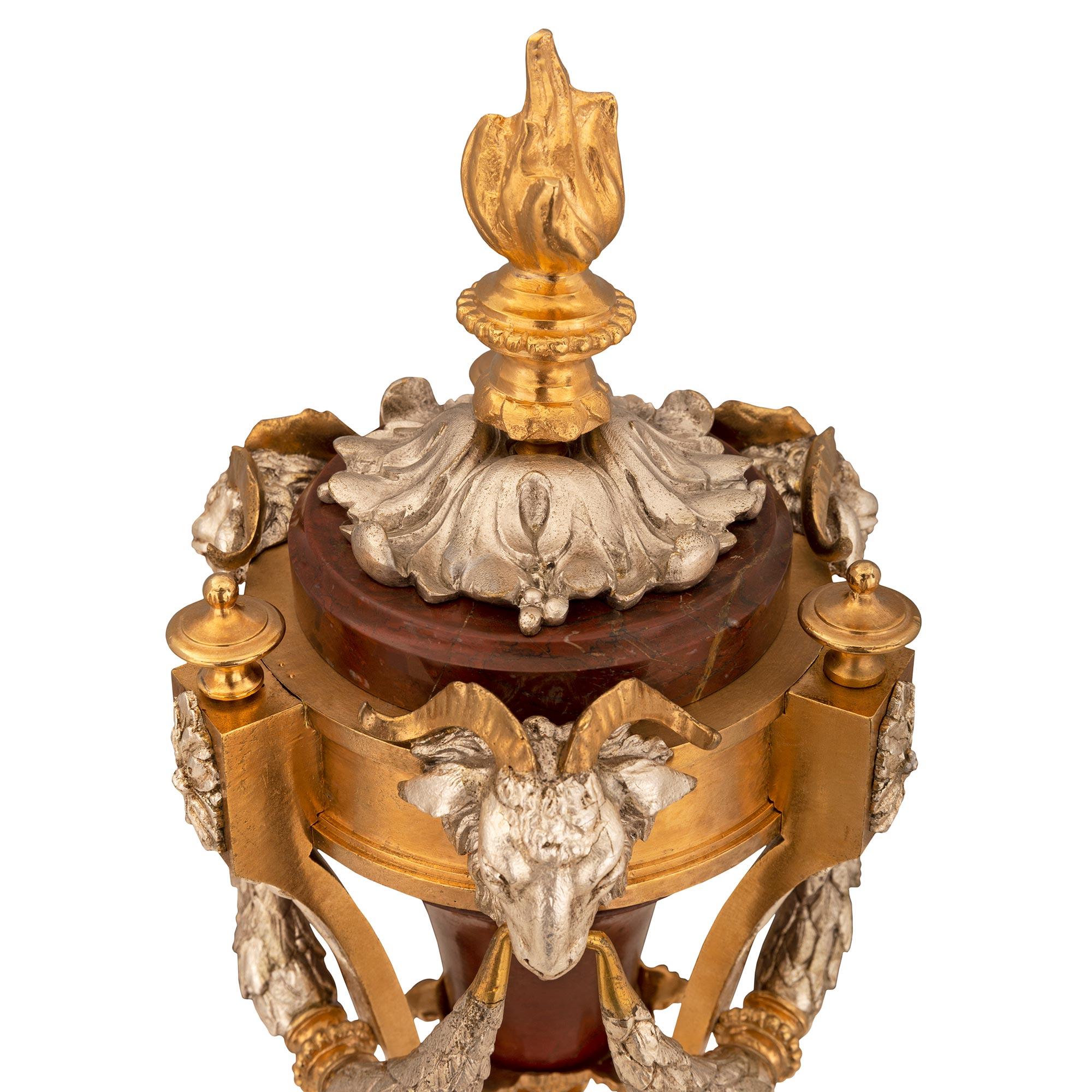Pareja de casullas francesas del siglo XIX, estilo Luis XVI, de bronce plateado y mármol Francés en venta
