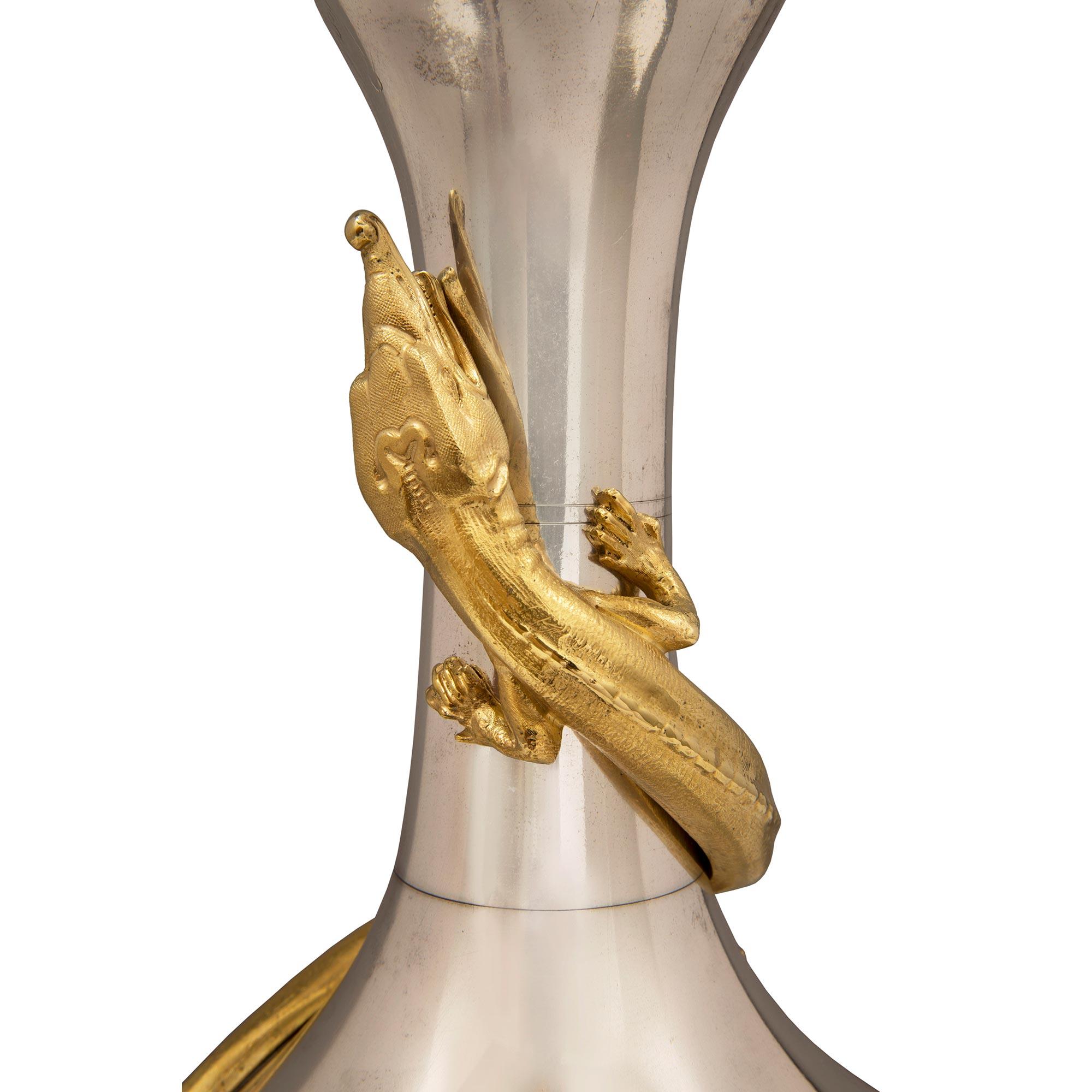 XIXe siècle Paire de lampes françaises de style Louis XVI du 19ème siècle en bronze argenté et bronze doré en vente