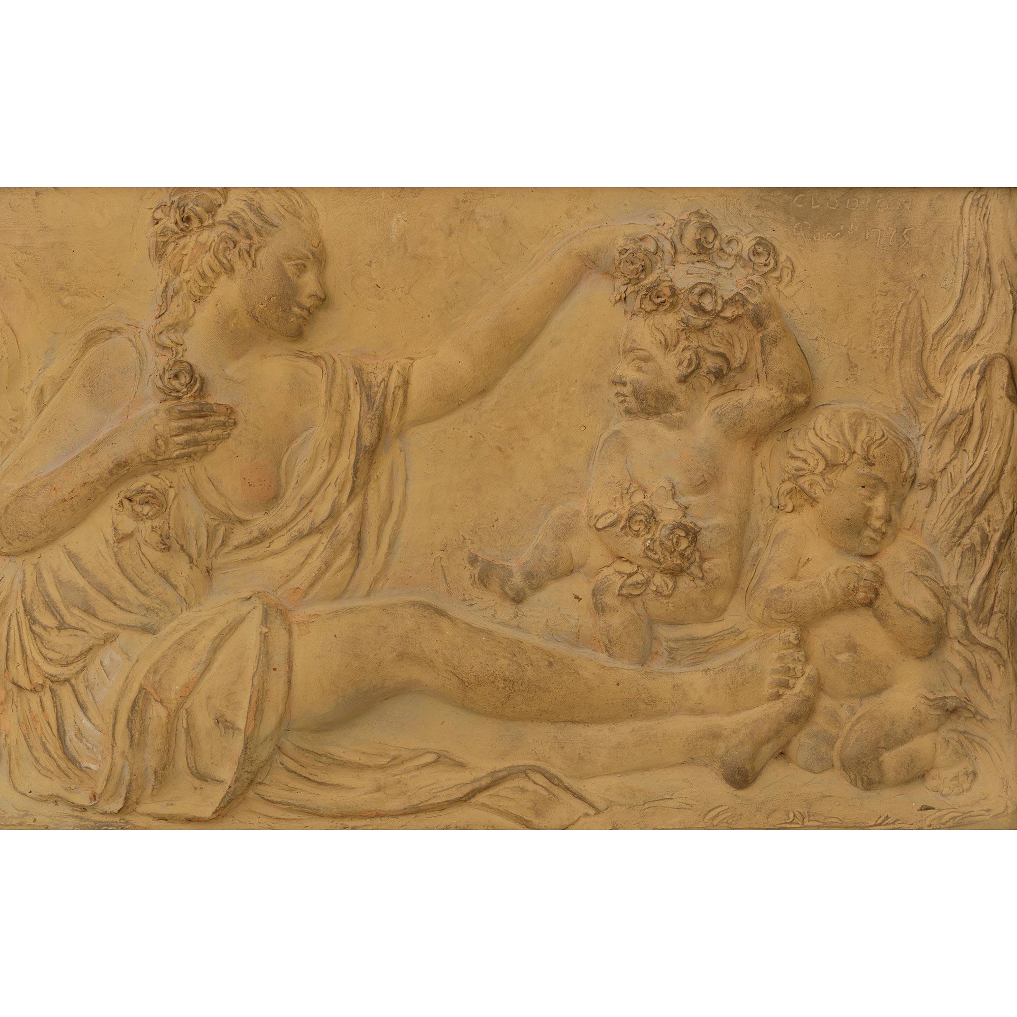 Paire de plaques en terre cuite de style Louis XVI du XIXe siècle, d'après Clodion en vente 1