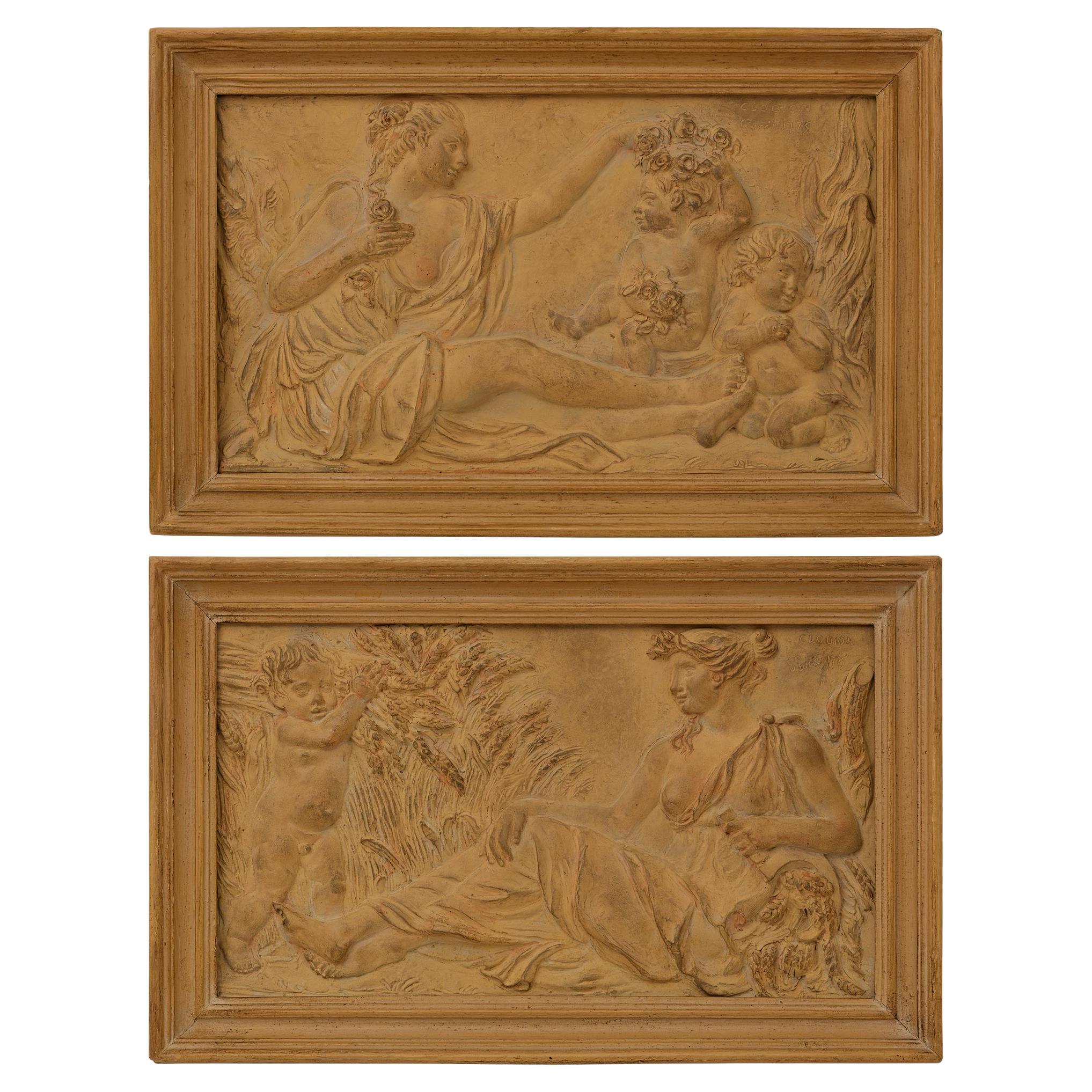 Paire de plaques en terre cuite de style Louis XVI du XIXe siècle, d'après Clodion en vente