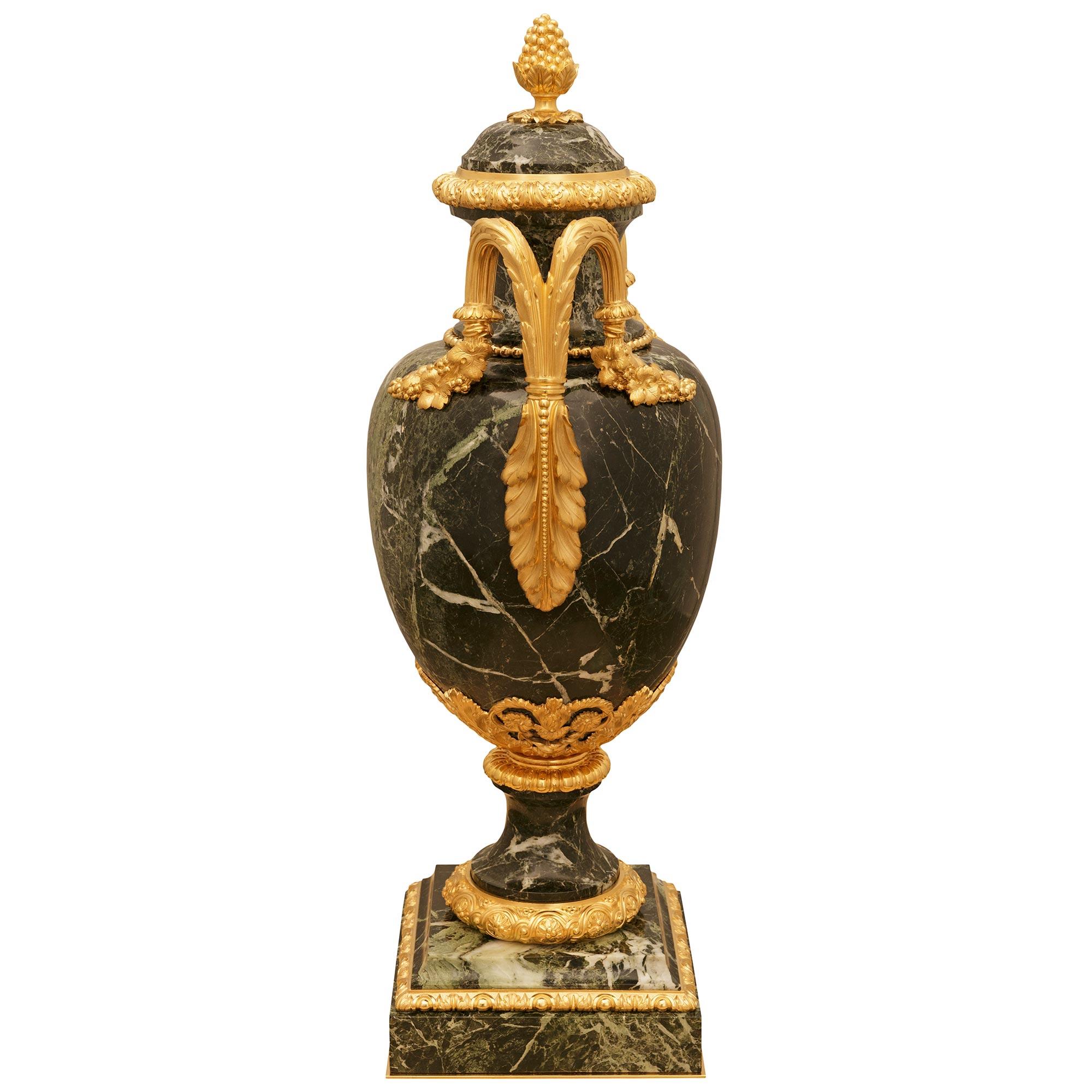 Francese coppia di urne francesi del XIX secolo in marmo Verde Antico e Ormolu in vendita