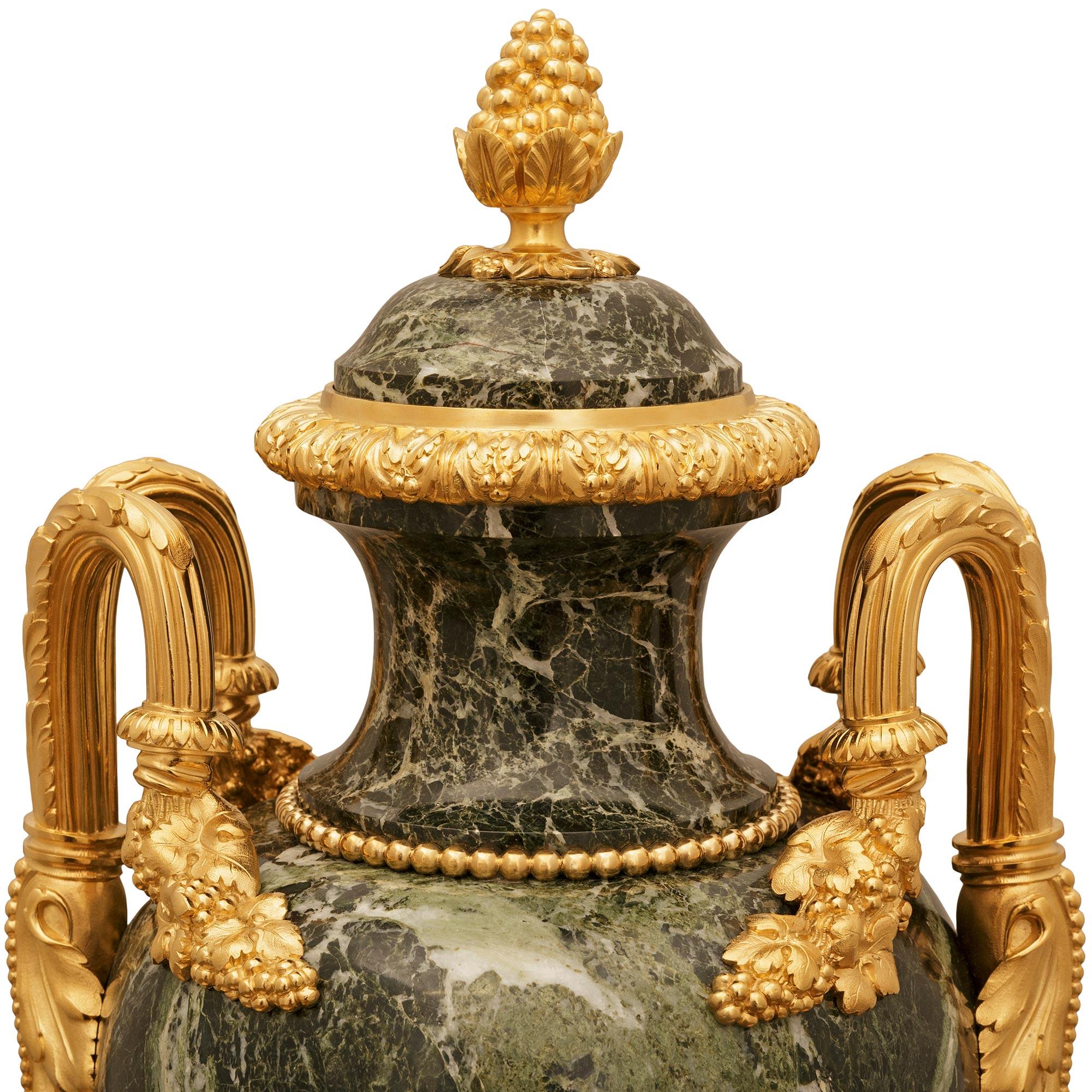 coppia di urne francesi del XIX secolo in marmo Verde Antico e Ormolu In condizioni buone in vendita a West Palm Beach, FL