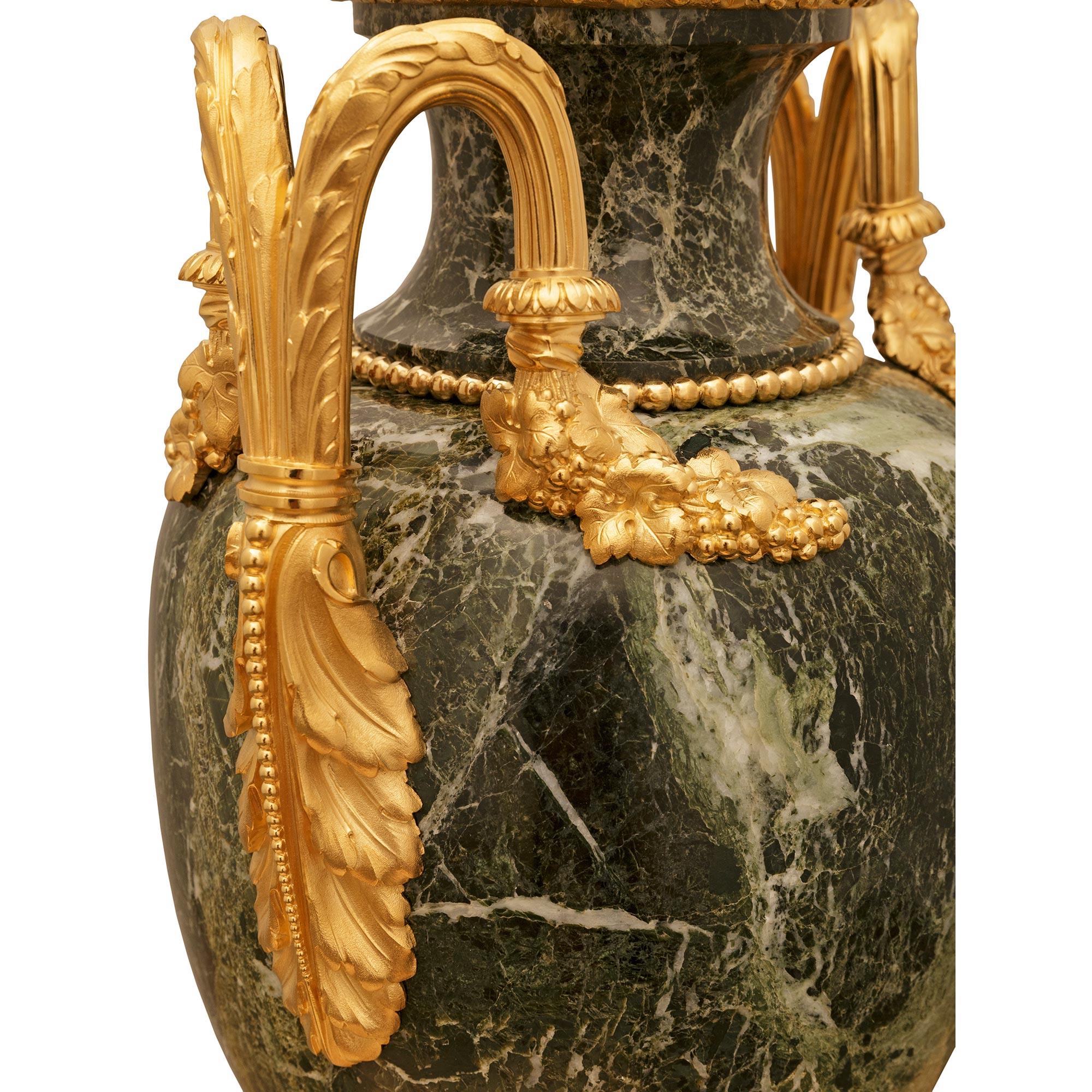Similoro coppia di urne francesi del XIX secolo in marmo Verde Antico e Ormolu in vendita
