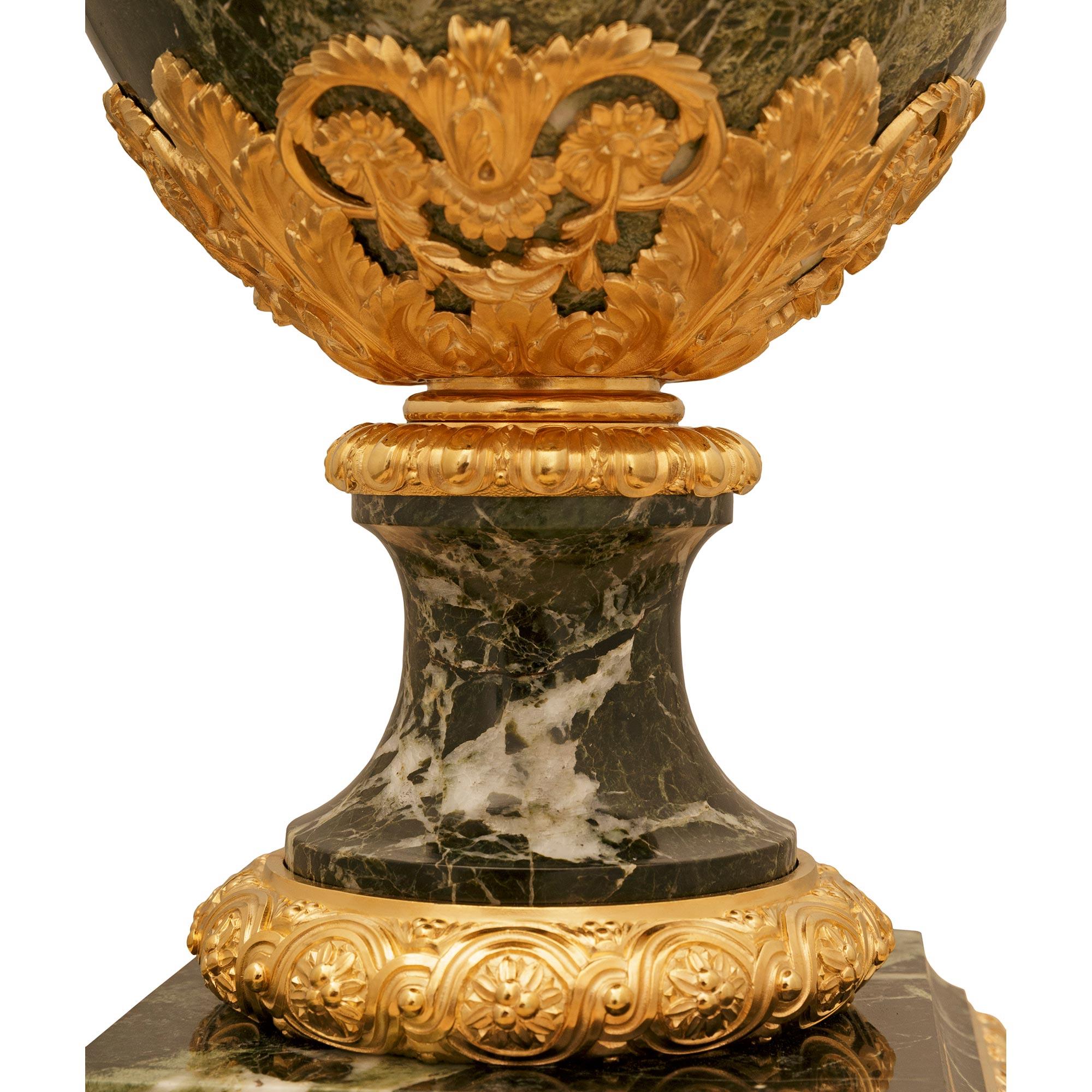 coppia di urne francesi del XIX secolo in marmo Verde Antico e Ormolu in vendita 1
