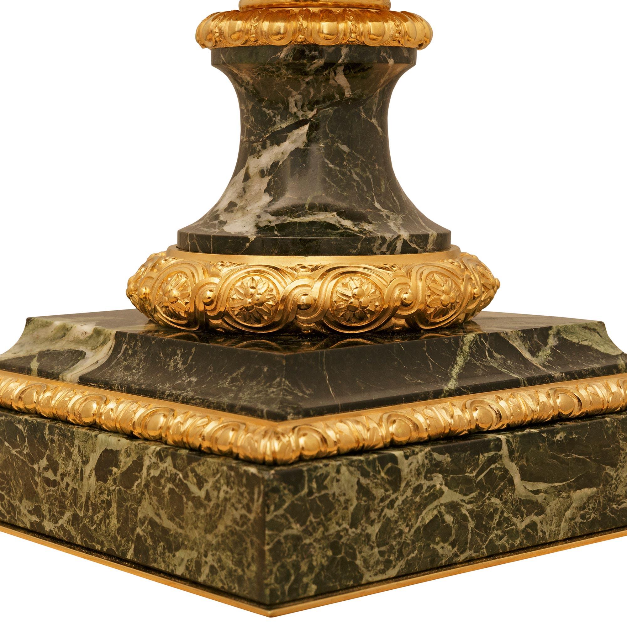 coppia di urne francesi del XIX secolo in marmo Verde Antico e Ormolu in vendita 2