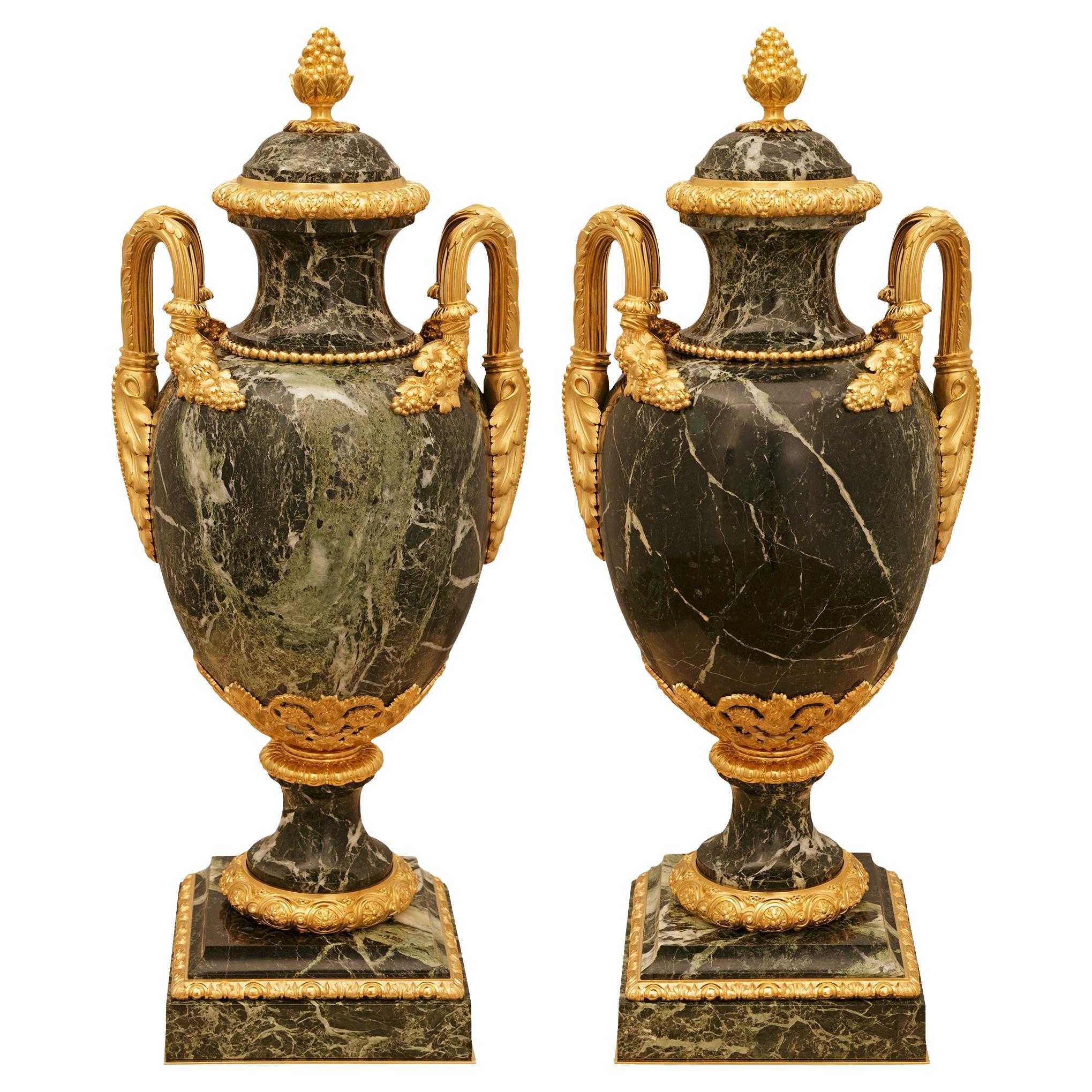 coppia di urne francesi del XIX secolo in marmo Verde Antico e Ormolu