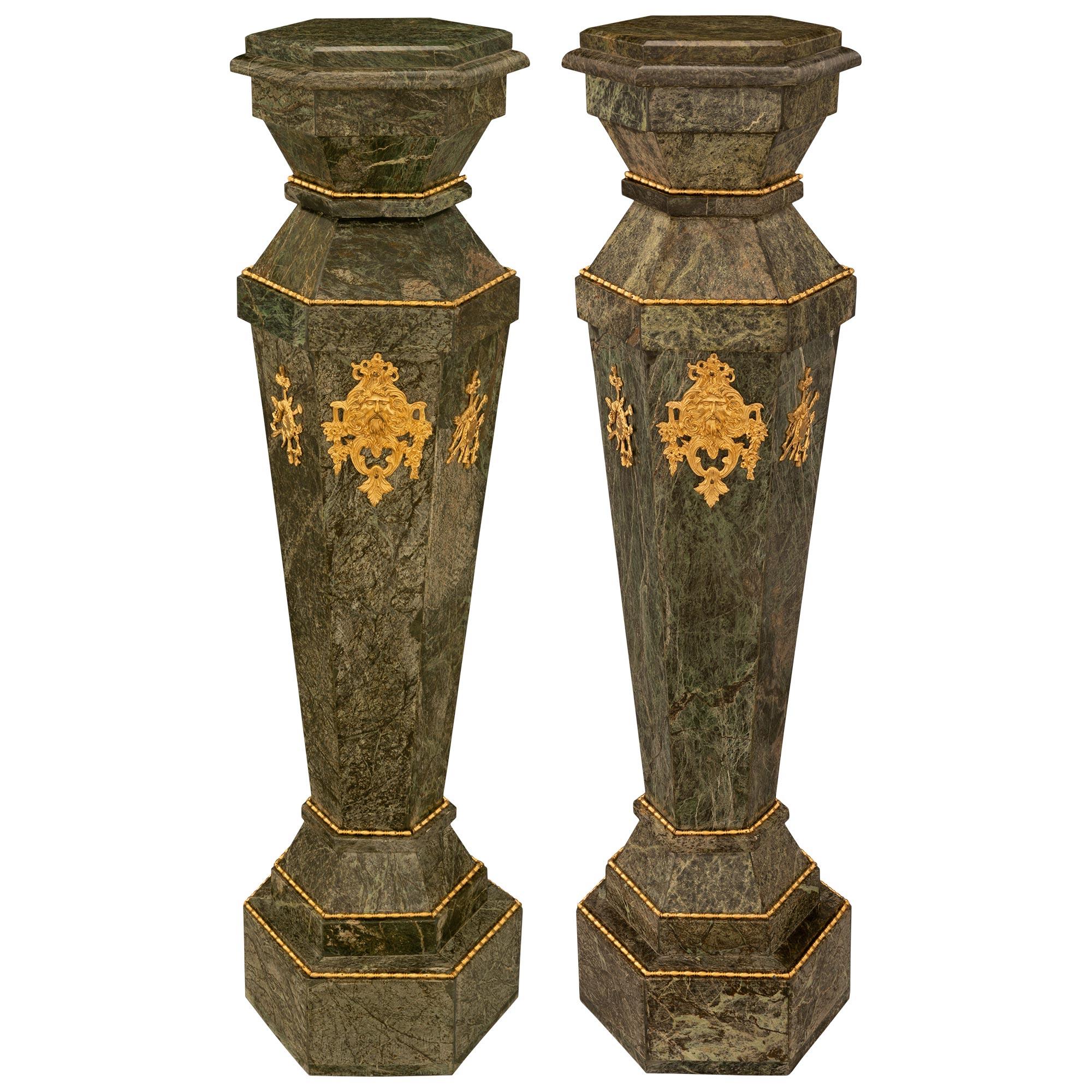 Paire de colonnes françaises Louis XVI du 19ème siècle en marbre ancien et bronze doré en vente 3